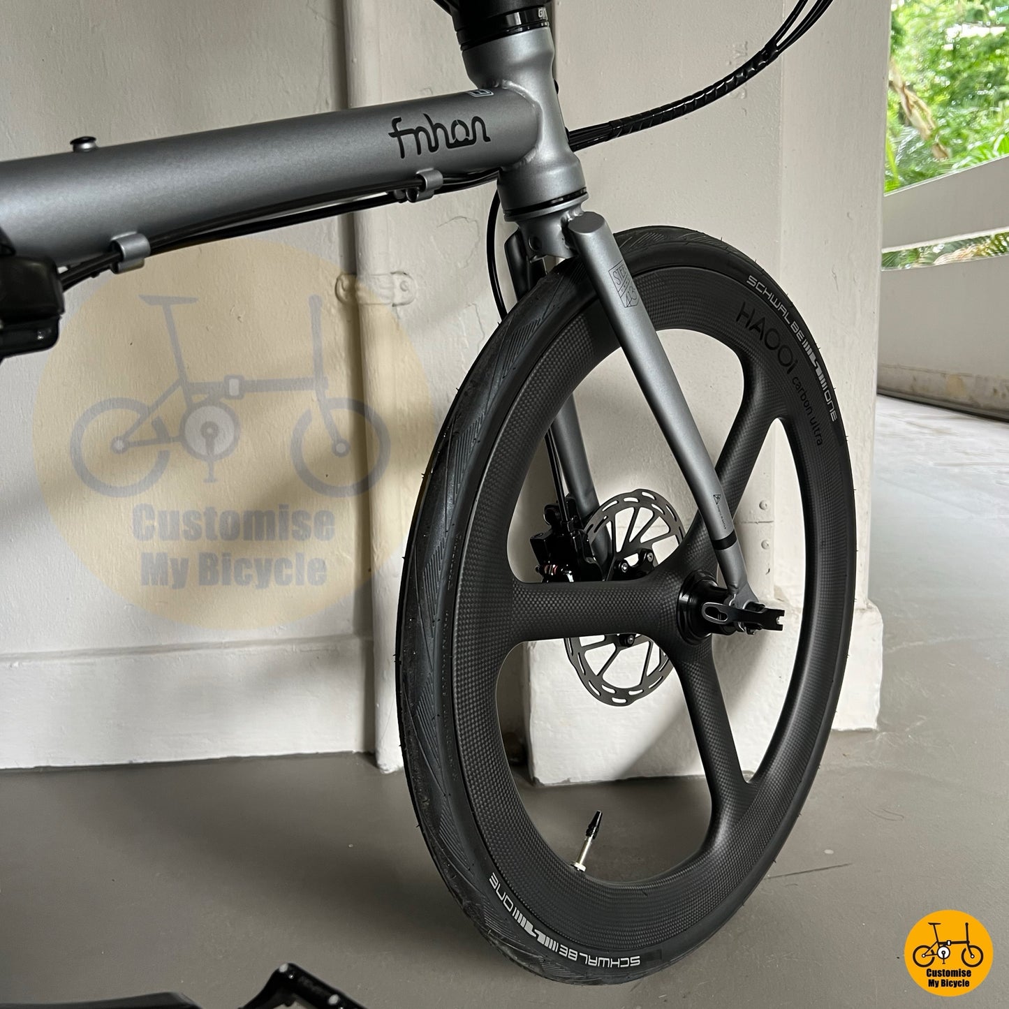 Modern foldable bike with aesthetic simplicity and performance features