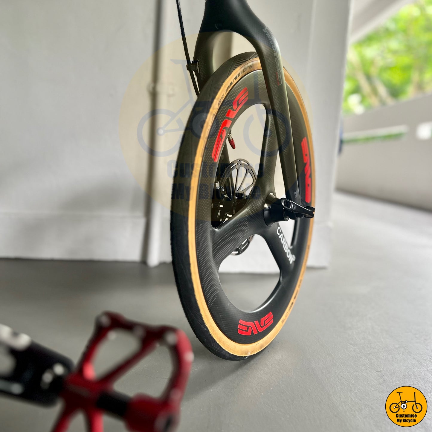 Shimano 105-equipped folding bike with carbon front fork and wheels for a smooth ride