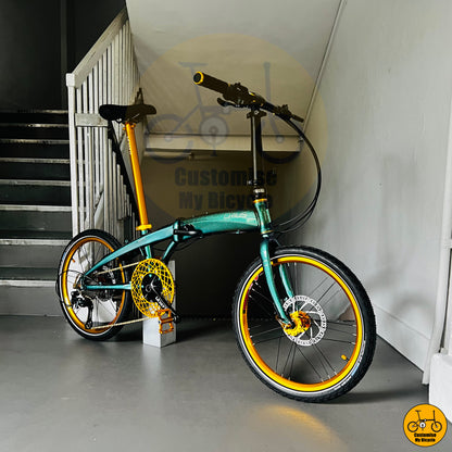 Compact and lightweight frame of Crius Velocity 22-inch foldable bike with stylish gold accents
