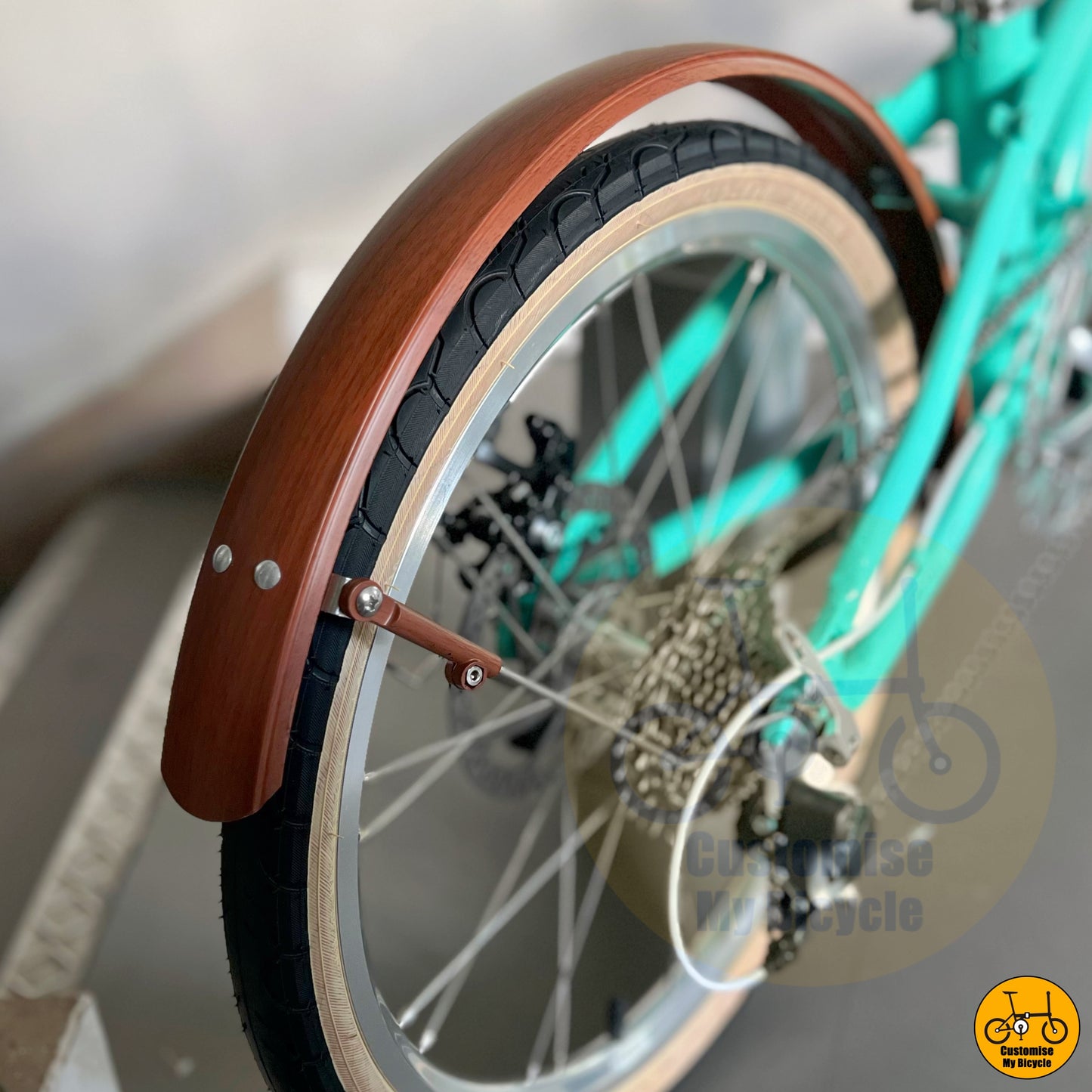 Front and rear mudguards to protect from splashes on rainy days
