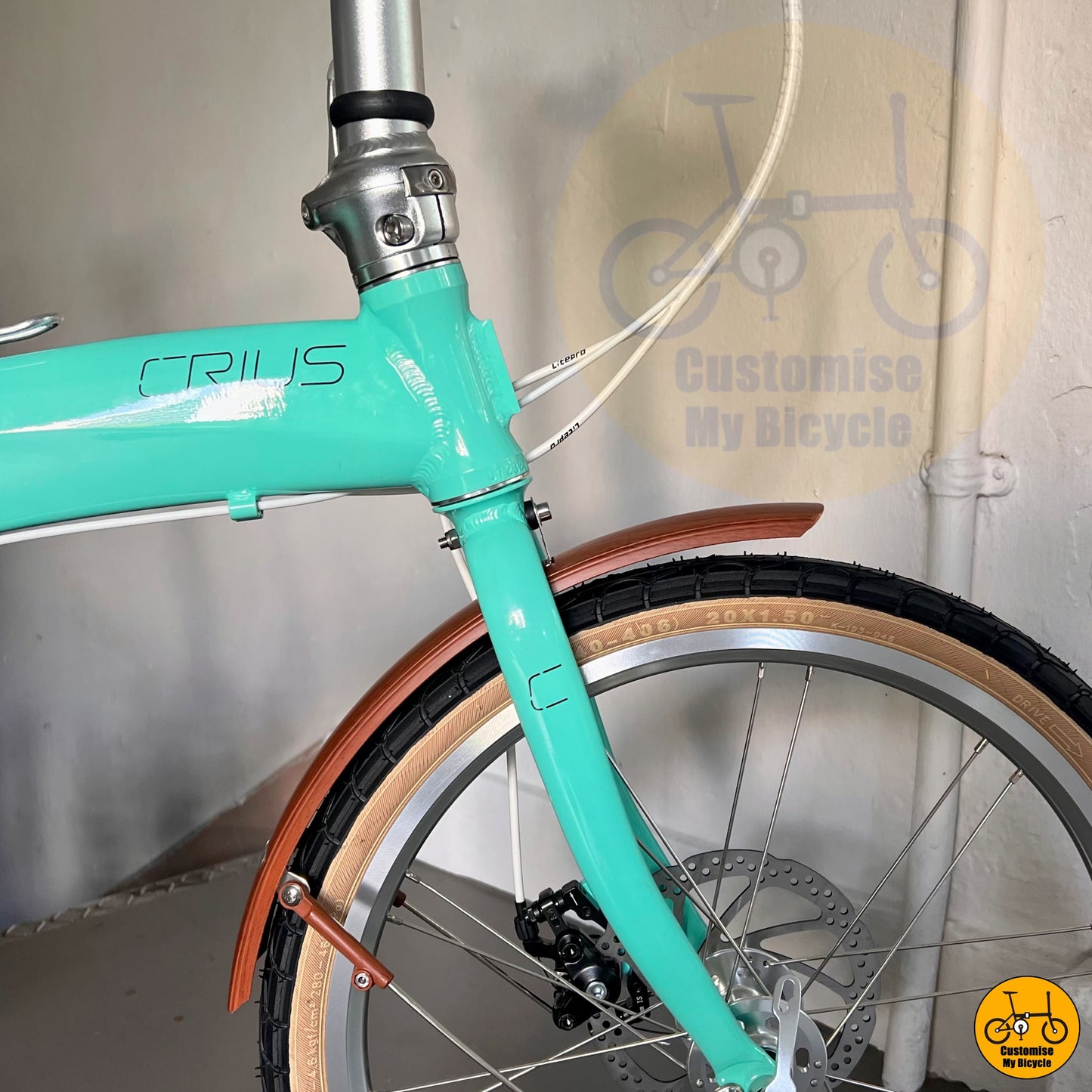 Front and rear mudguards to protect from splashes on rainy days
