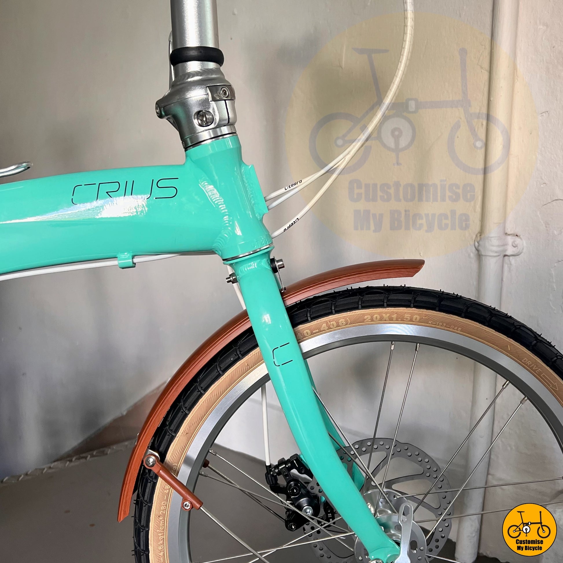 Front and rear mudguards to protect from splashes on rainy days
