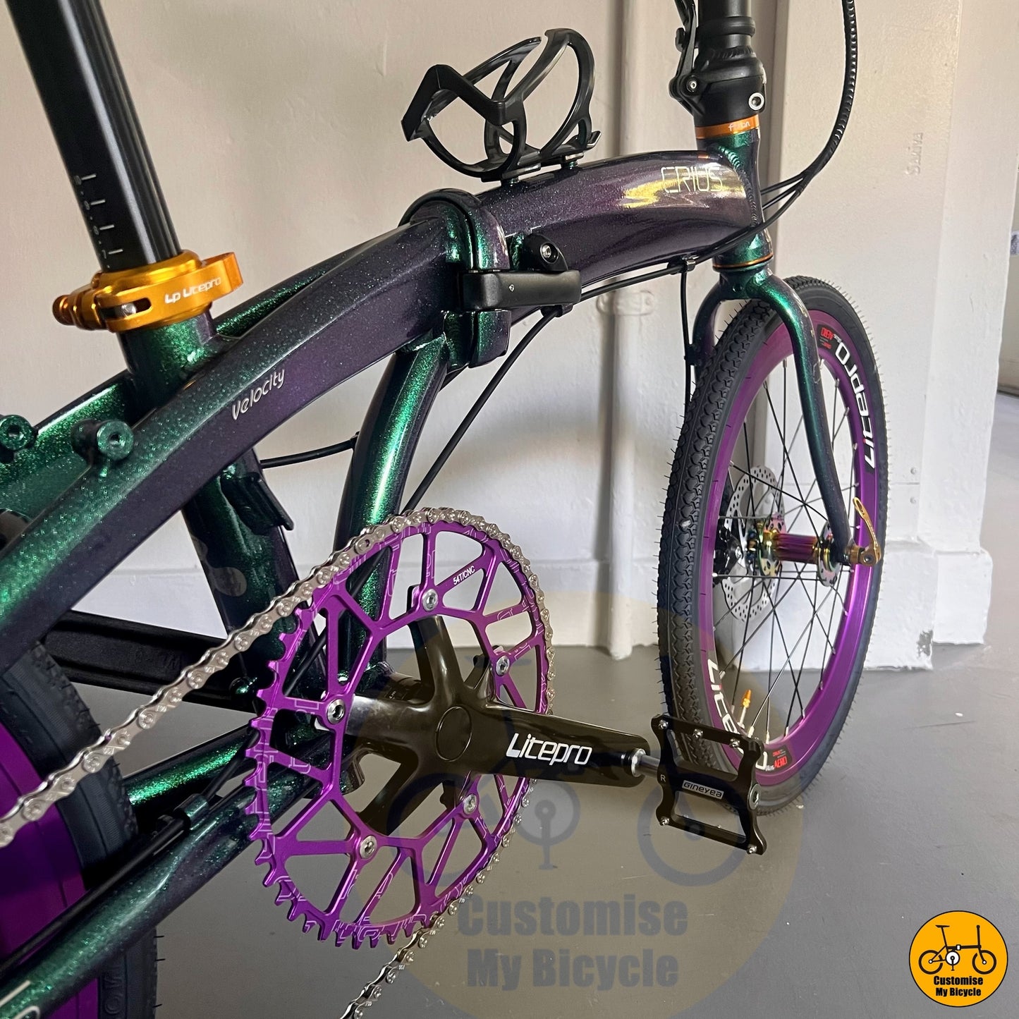 Durable and stylish chameleon green frame for an eye-catching look
