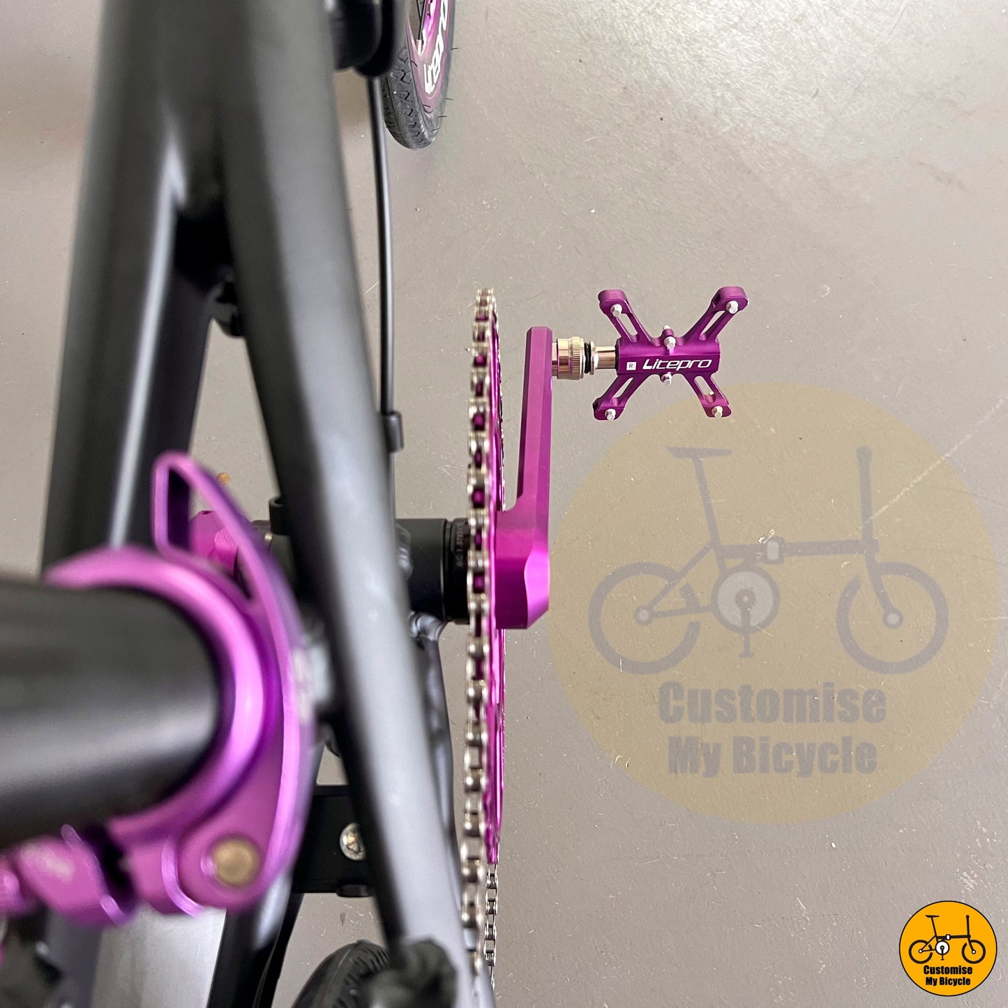 Quick-release pedals for easy transport and storage convenience
