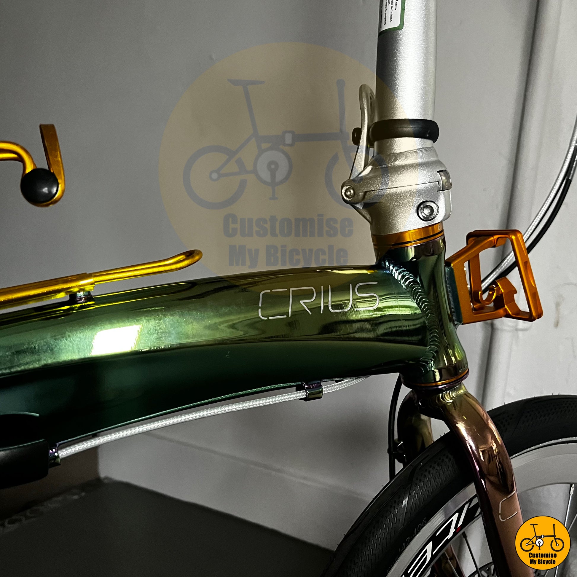 Lightweight aluminum frame with foldable hinge mechanism
