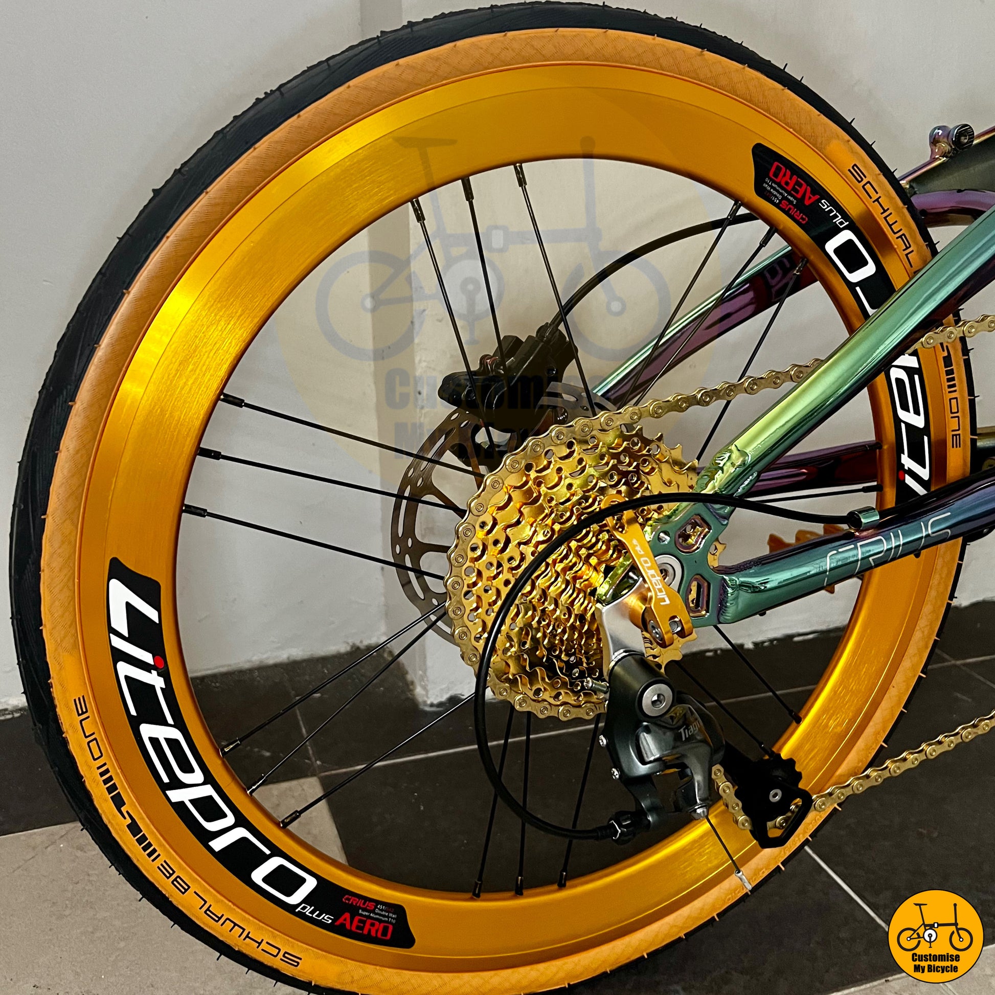 Premium city foldie with Tiagra drivetrain for smooth shifting
