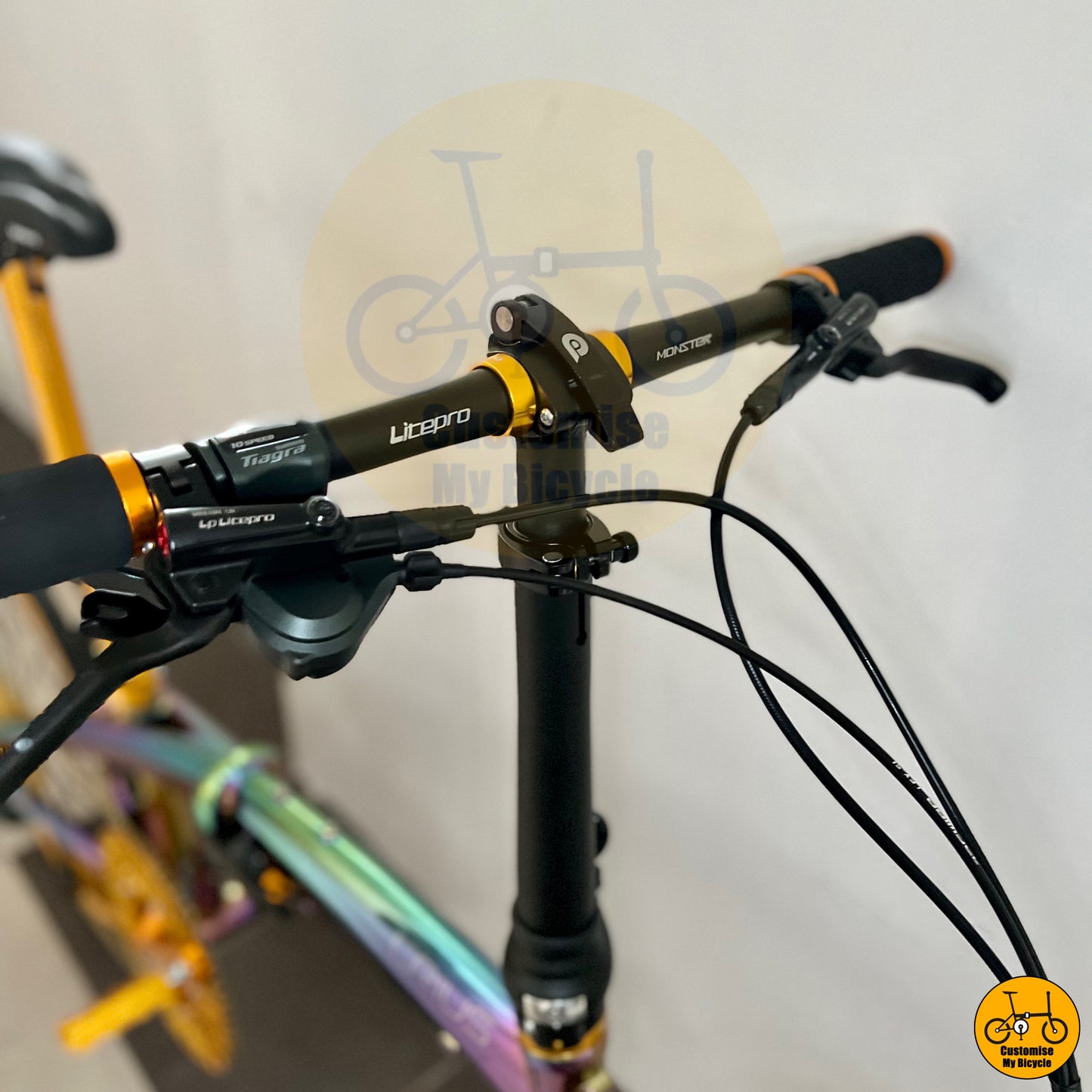 Hydraulic disc brakes for precise stopping power on city roads
