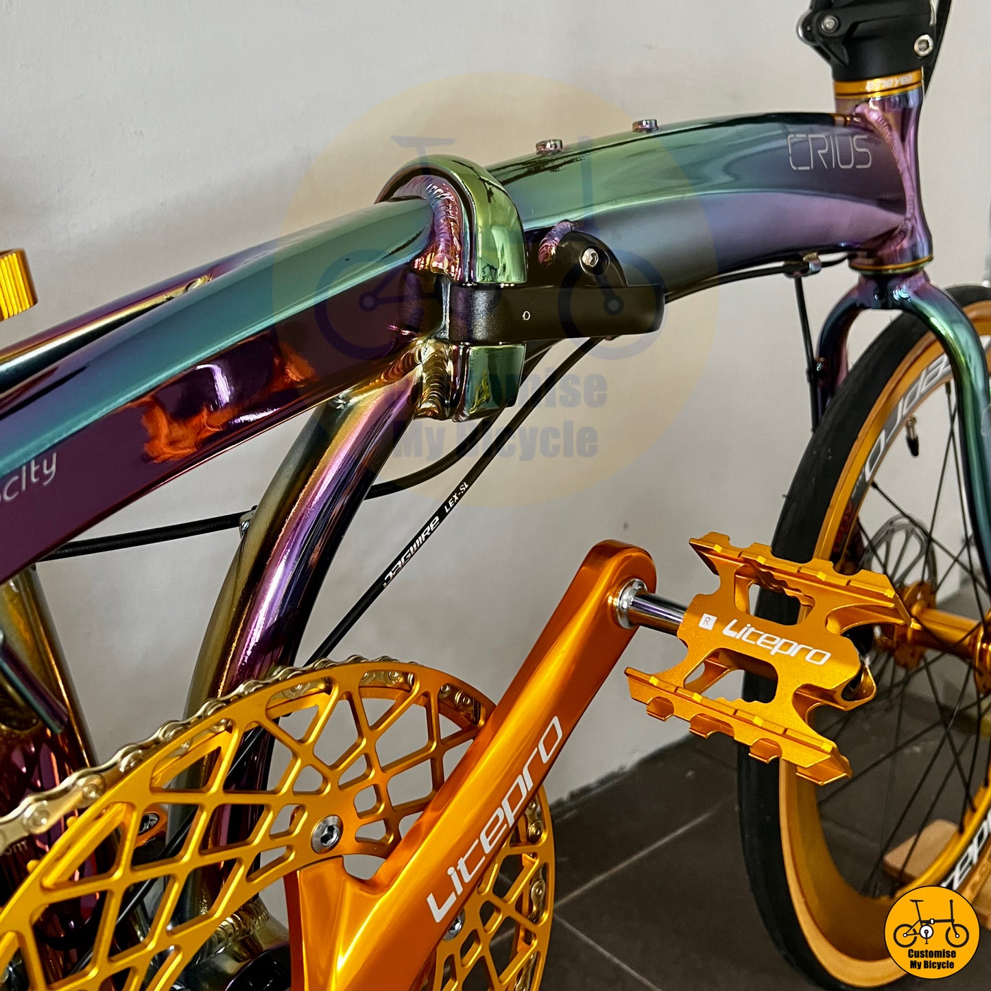 Foldable aluminum frame with quick-release mechanism
