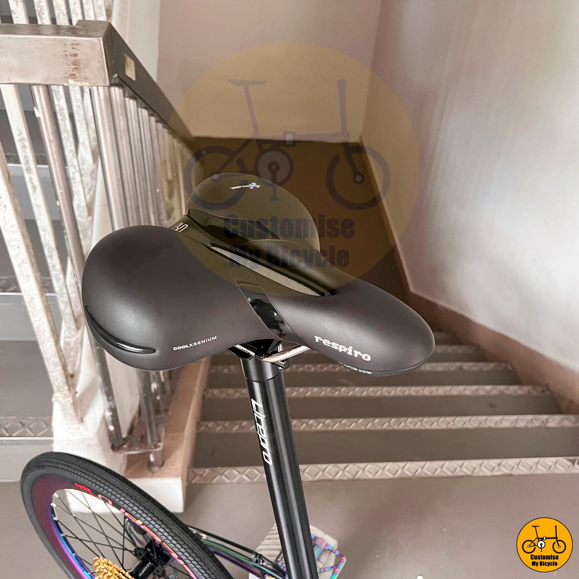 Selle Royao Ergonomic saddle with sleek black design for enhanced comfort
