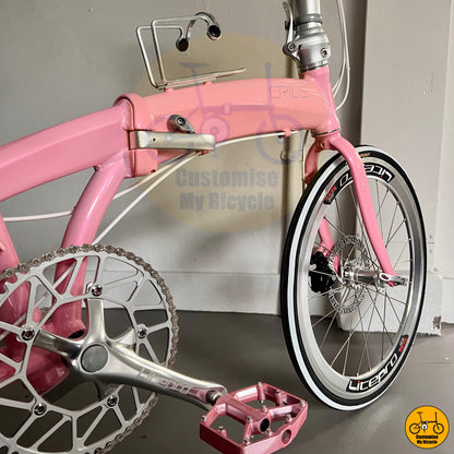 Smooth and durable folding hinge mechanism for compact storage
