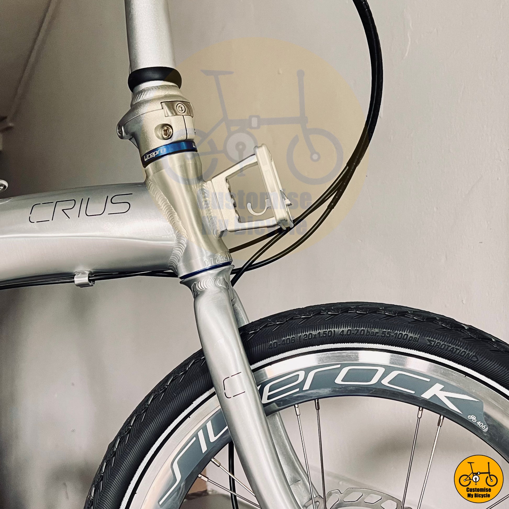 Lightweight foldable bicycle featuring a premium Schwalbe Marathon tyre set
