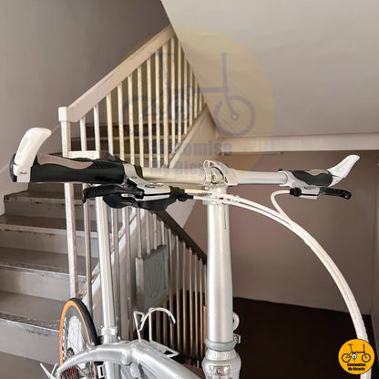 Foldable handlebars for easy transport and space-saving storage
