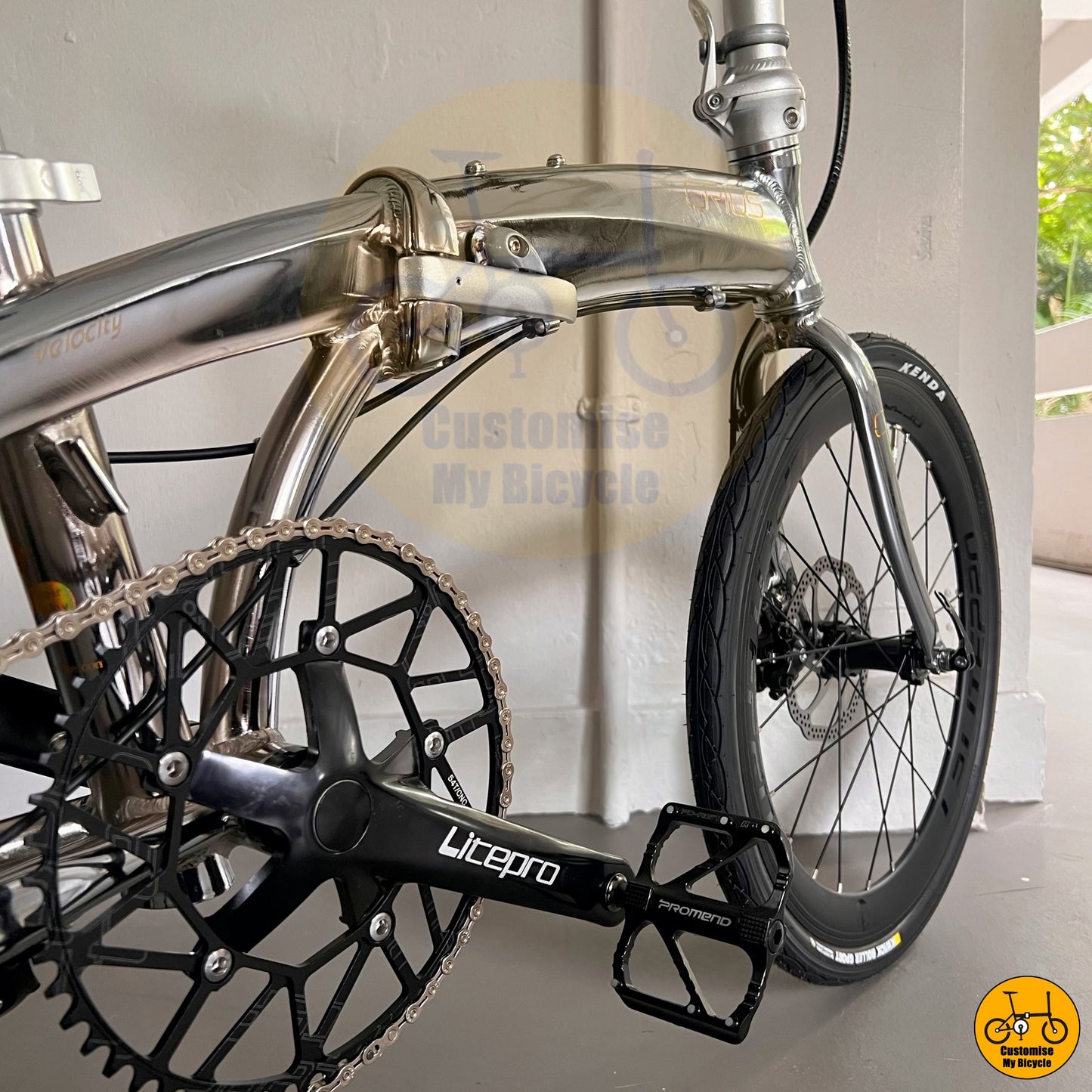 black crankset and chainring for a sleek, stealthy design
