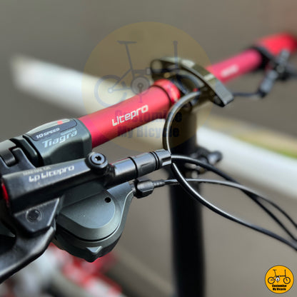 Stylish red accents on the handlebar grips for a modern touch

