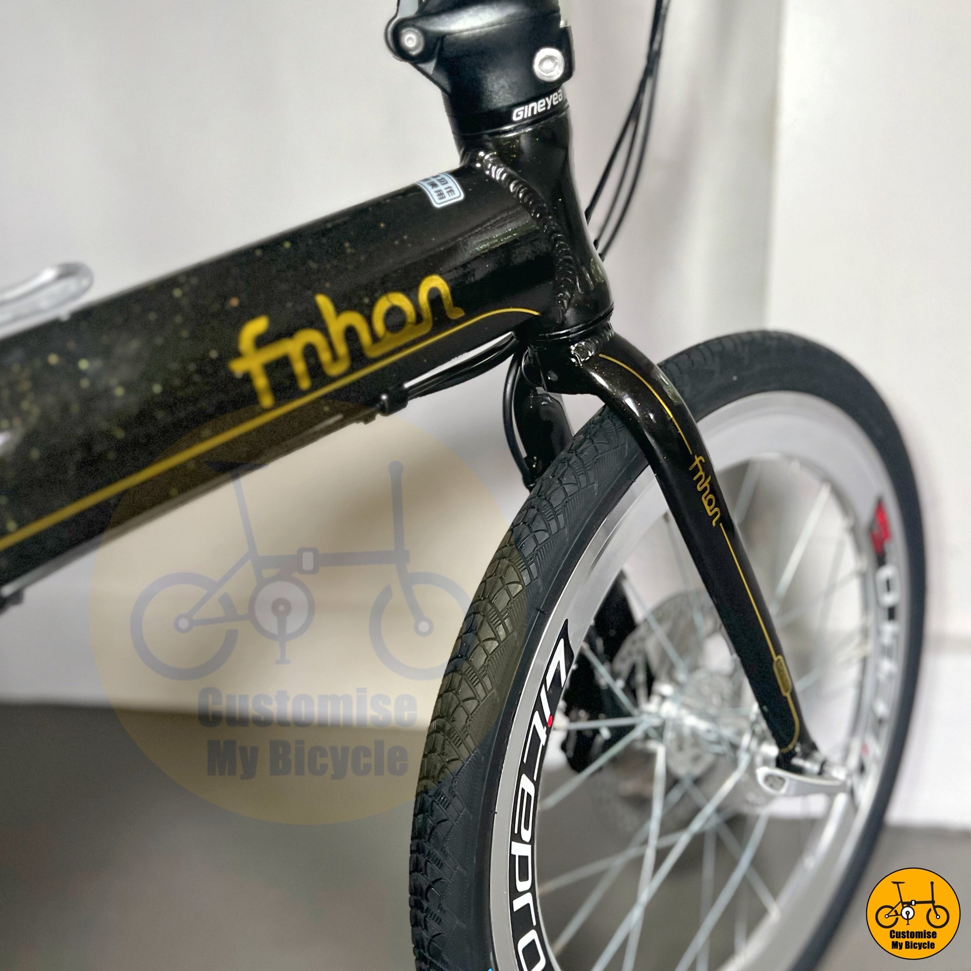 Modern commuter folding bicycle with bold aesthetic and strong brakes
