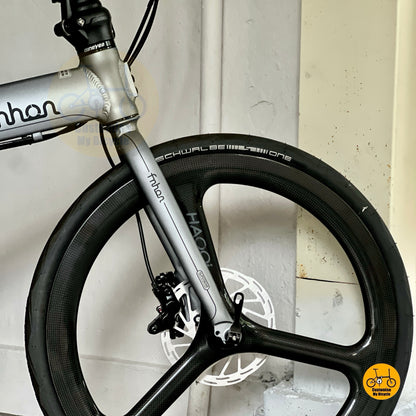 Haooi carbon trispokes front wheel close up
