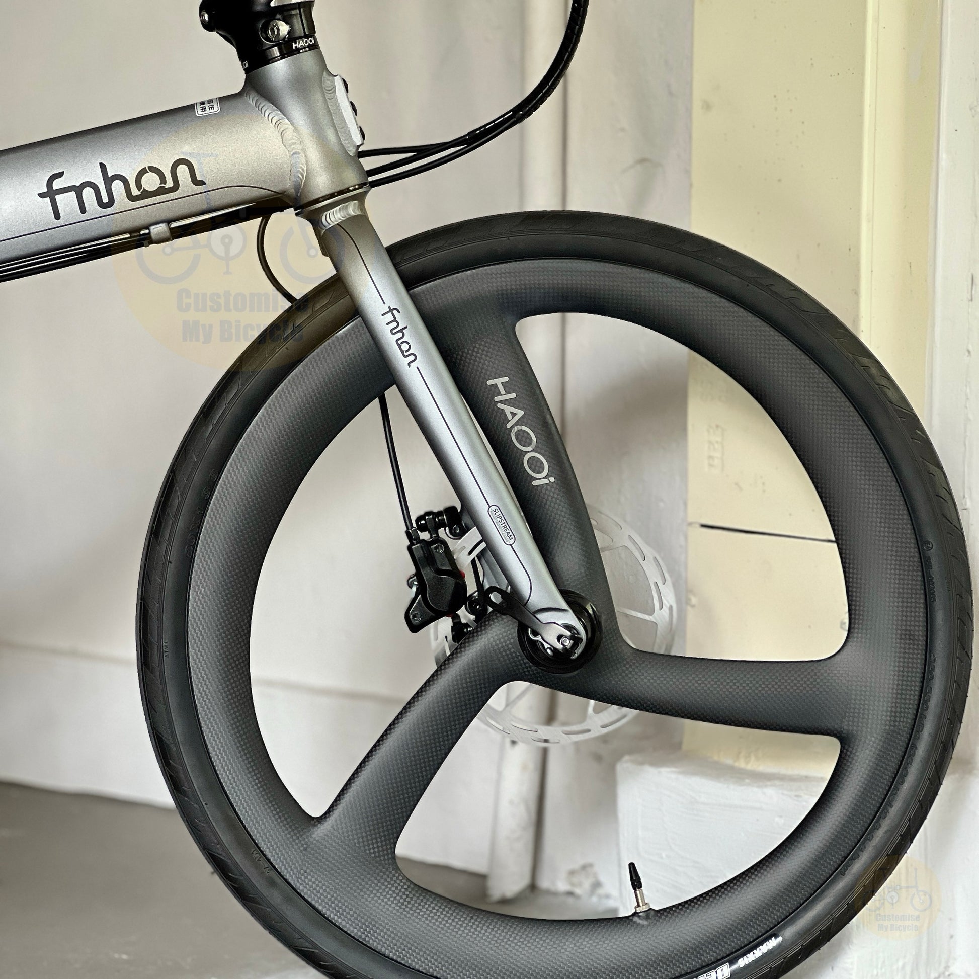 Fnhon Blast folding bike front three quarter view with Carbon Ultra Trispokes wheelset