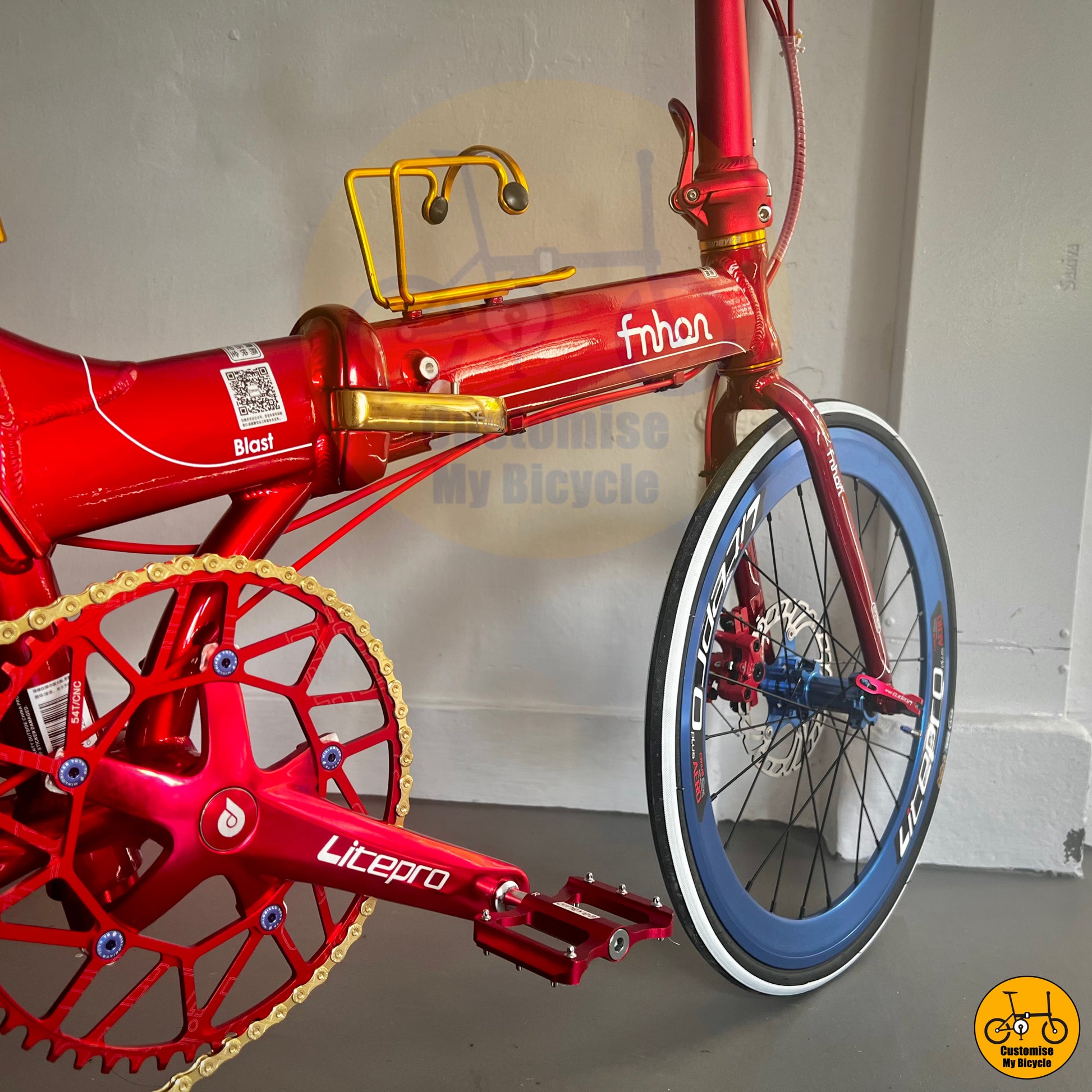 Red crankset chainring pedals on Fnhon Blast 22” Folding Bike – Anime-Inspired Colors for City Riding
