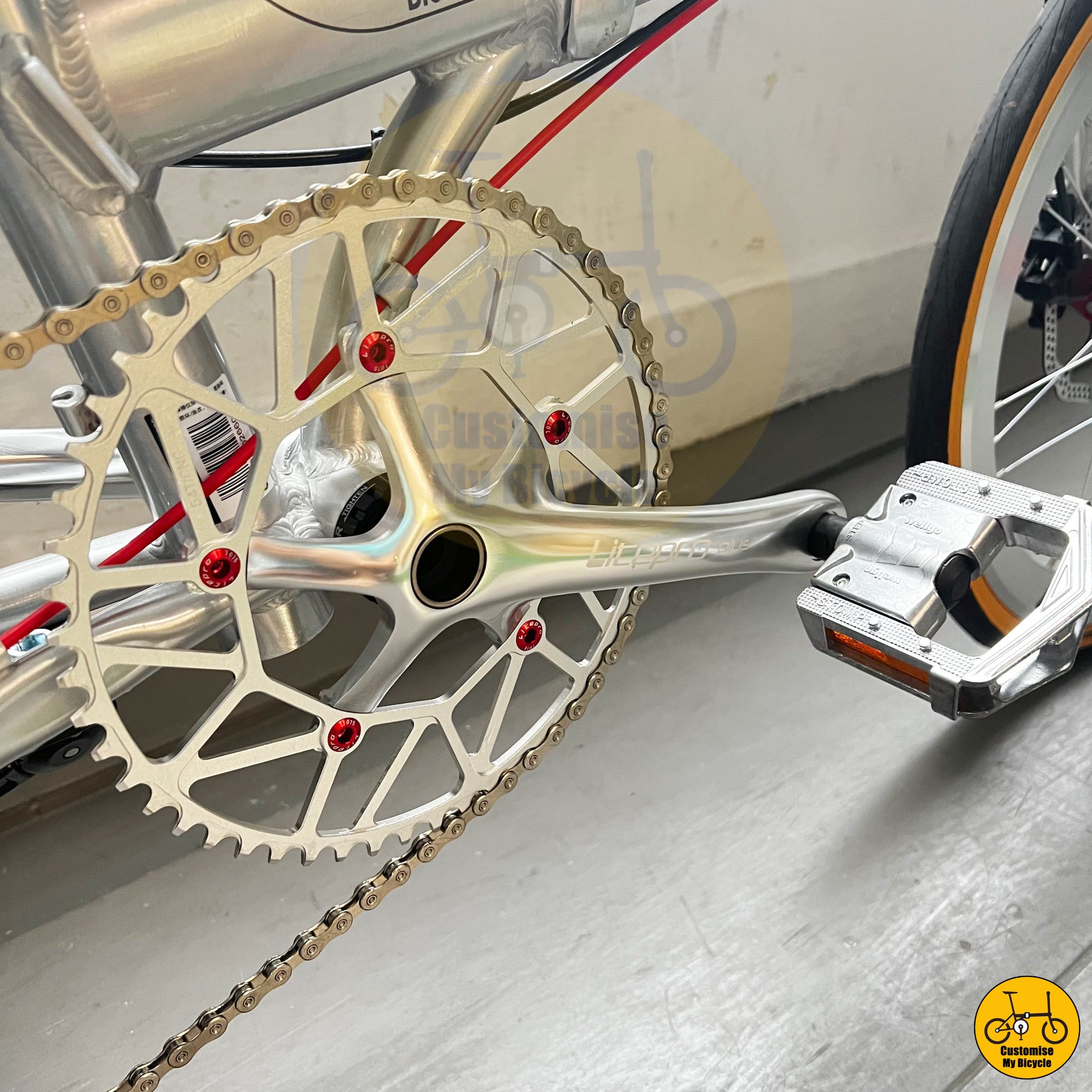 Foldable pedals on Sleek & Powerful Fnhon Blast 22-Inch Foldable Bicycle – Smooth Ride & Bold Look
