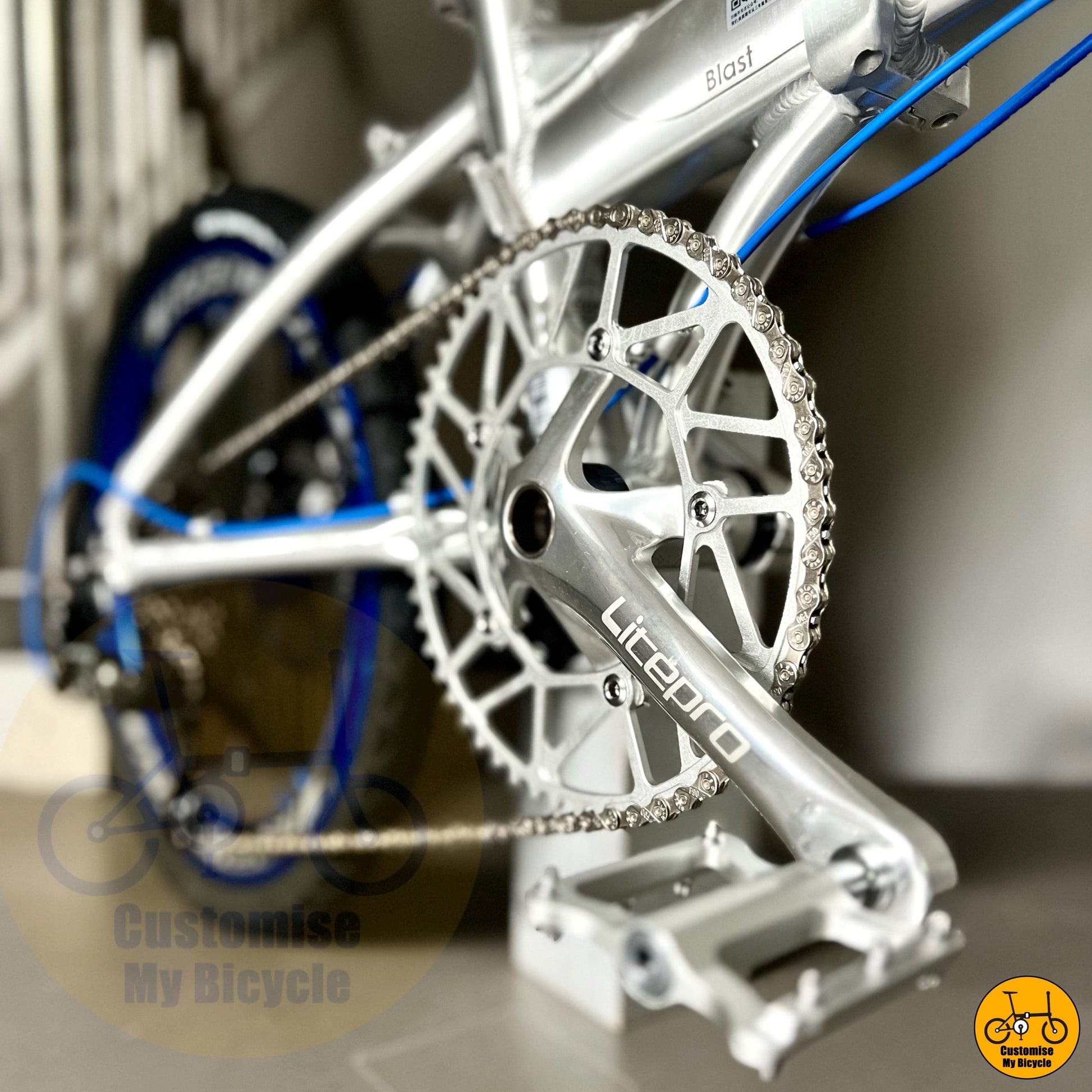 Close-up of lightweight aluminium crankset on Fnhon Blast
