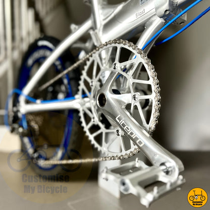 Close-up of lightweight aluminium crankset on Fnhon Blast
