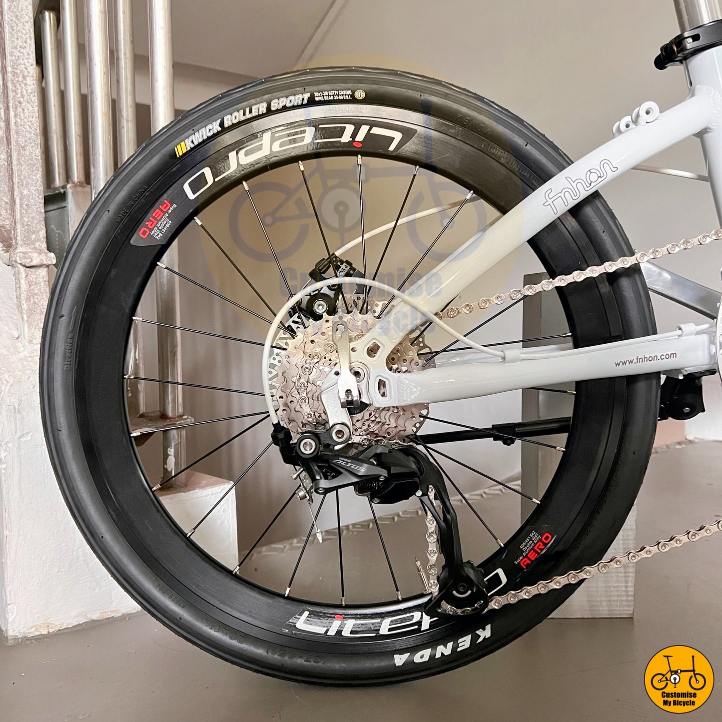 Kenda K1029 tyre on White & Black Fnhon Blast 22-Inch Folding Bike – A Balance of Performance & Aesthetics
