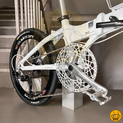 White & Black Fnhon Blast 22-Inch Foldable Bicycle – Lightweight & Ready for Adventure
