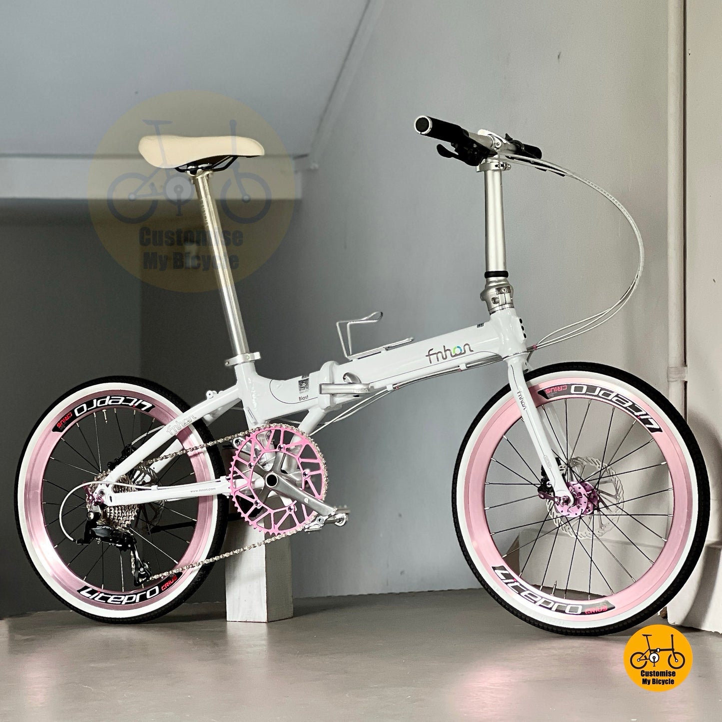 Basikal lipat Fnhon ringan dengan rangka aloi aluminium, brek cakera mekanikal dan tayar dinding putih bergaya