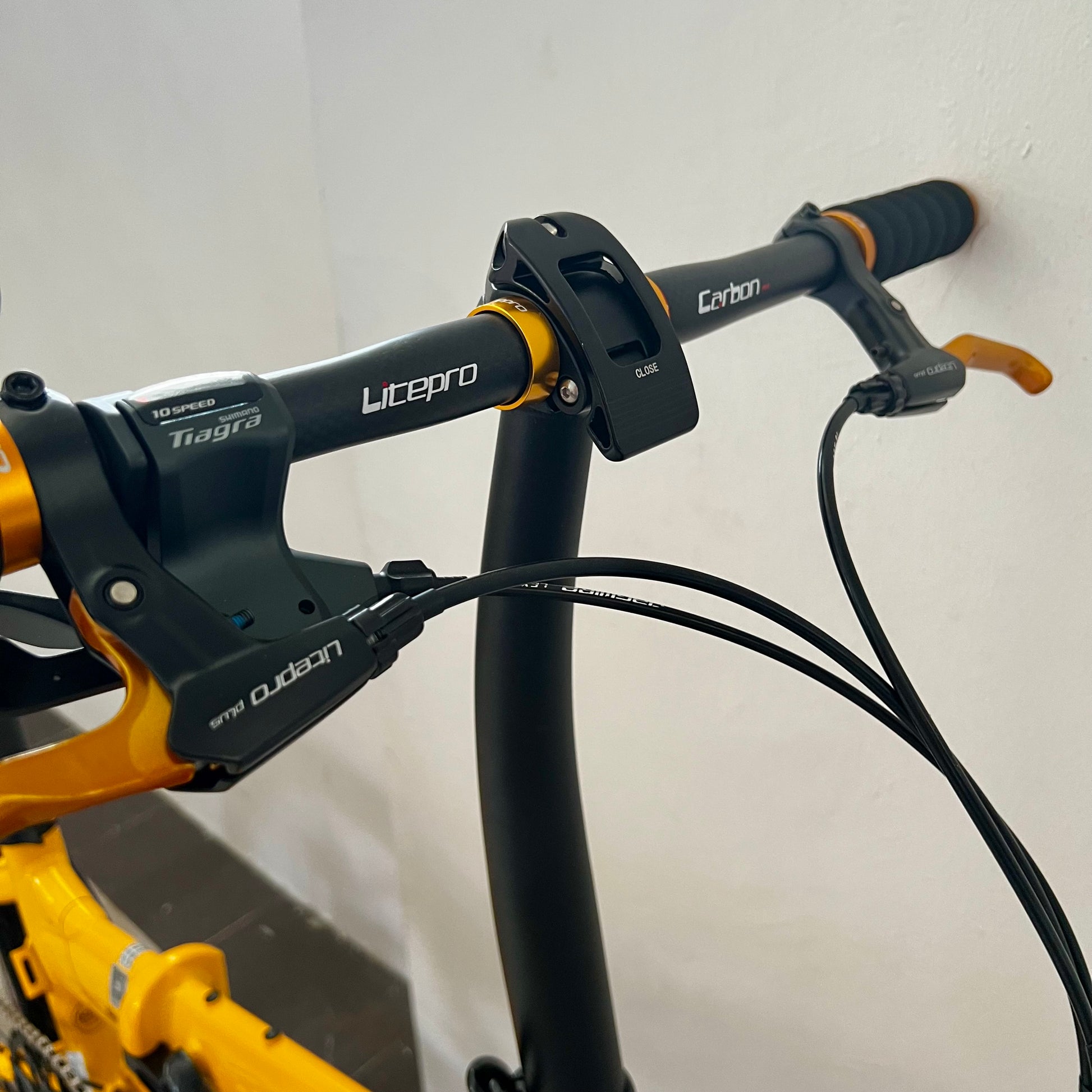 Gold Brake Lever on Smiley Face Yellow Fnhon Blast 22-Inch Folding Bike – A Joyful Ride Every Time
