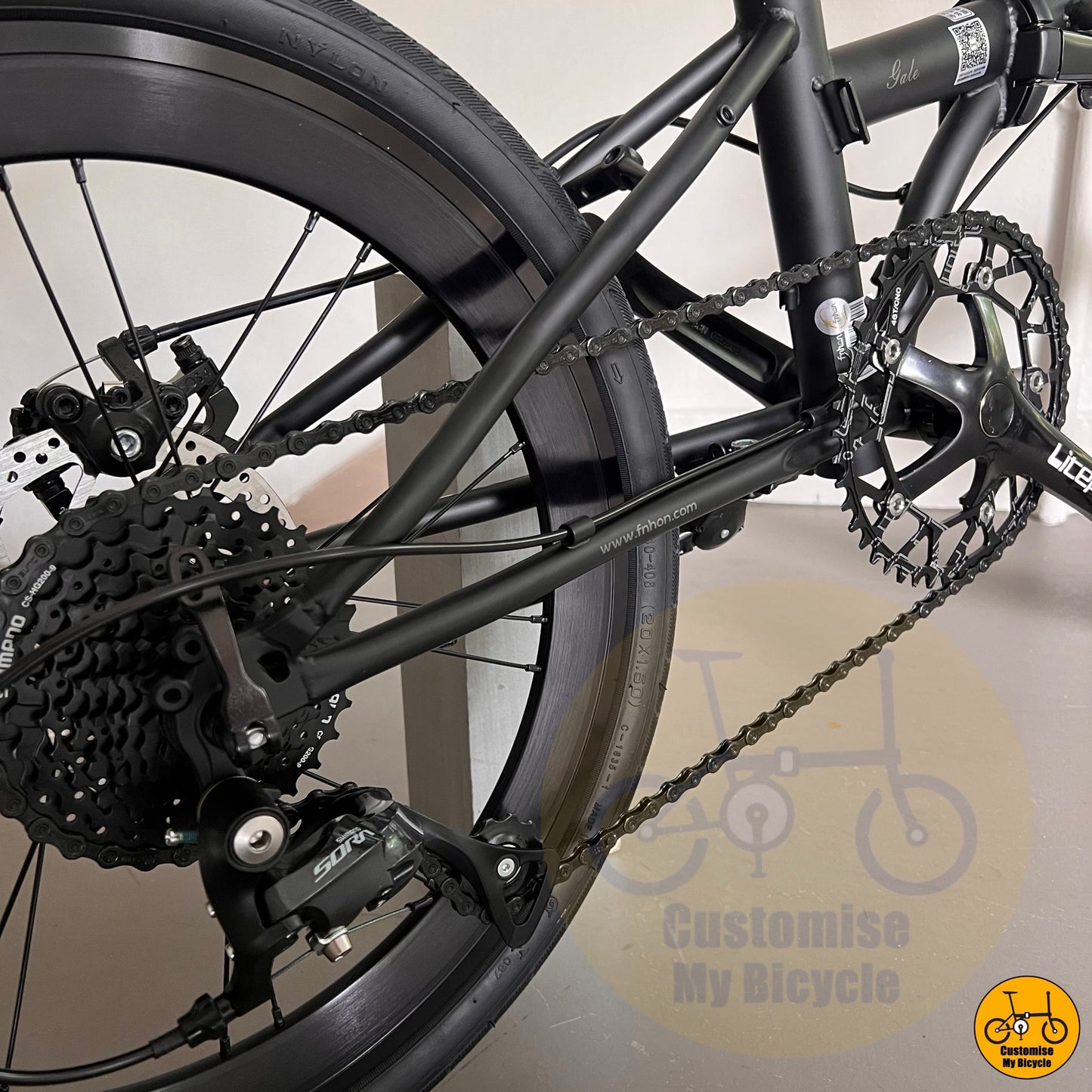 Minimalist folding bike with full black components
