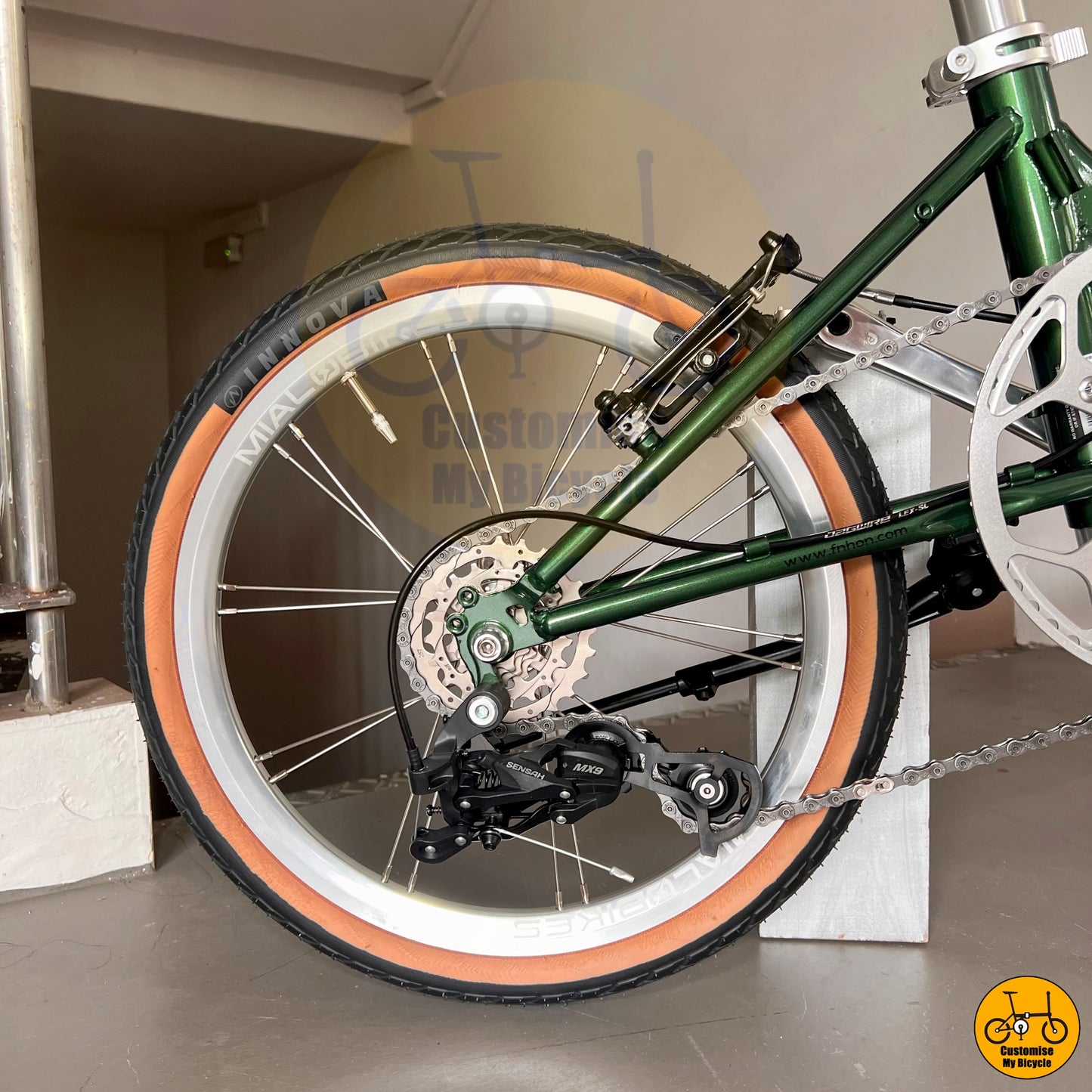 City-ready Fnhon Gale with front caliper and rear rim brakes
