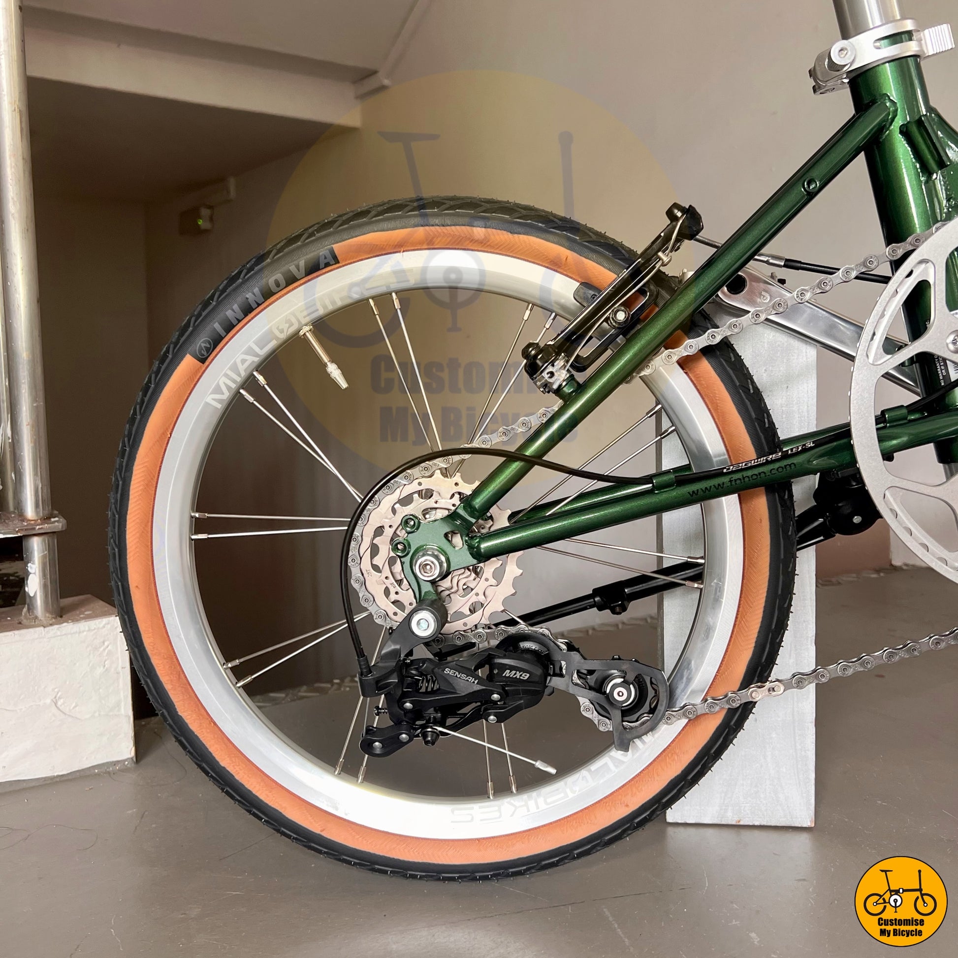 City-ready Fnhon Gale with front caliper and rear rim brakes
