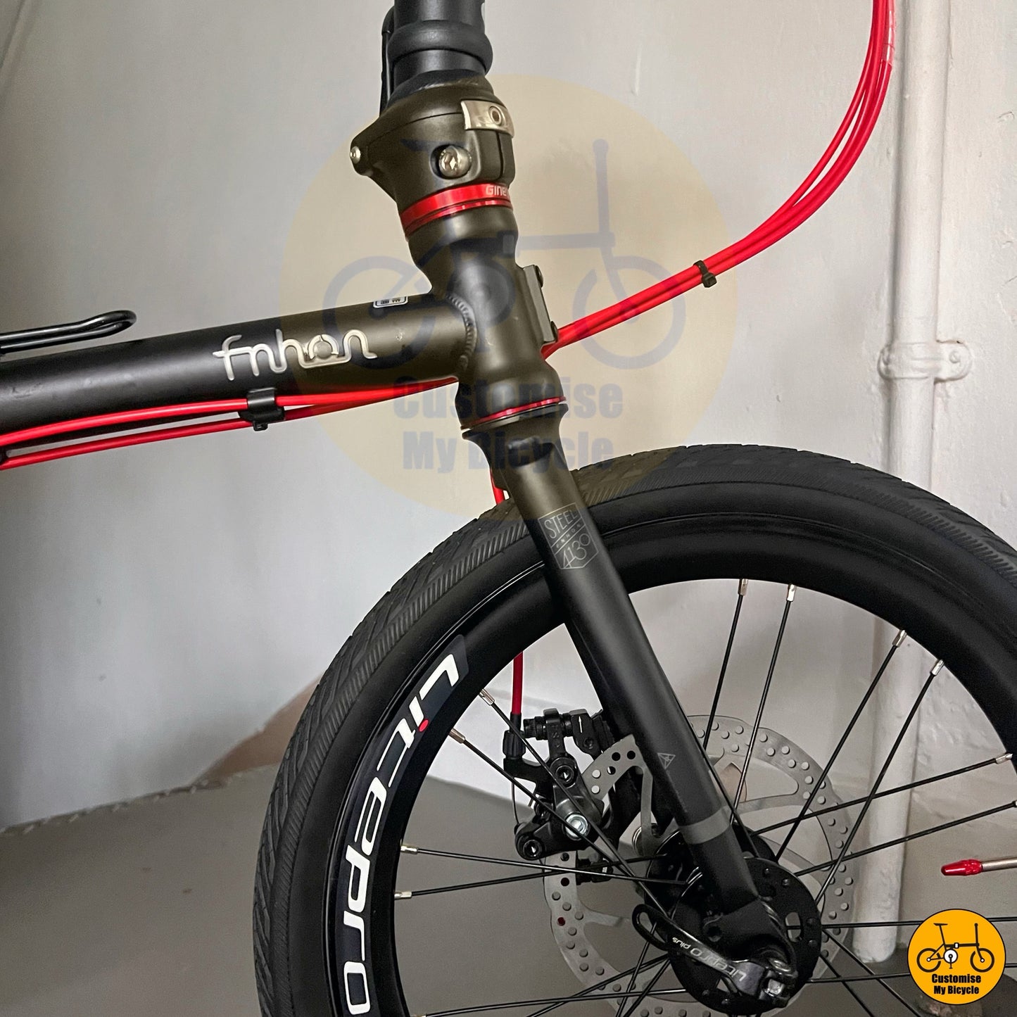 Foldie with red accent round bar and black low wall wheels  
