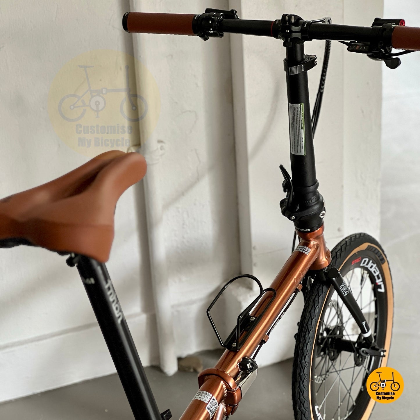 Handlebar close up showing LITEPRO lightweight carbon bar and internal cable routing on the Rose Gold Fnhon Gust
