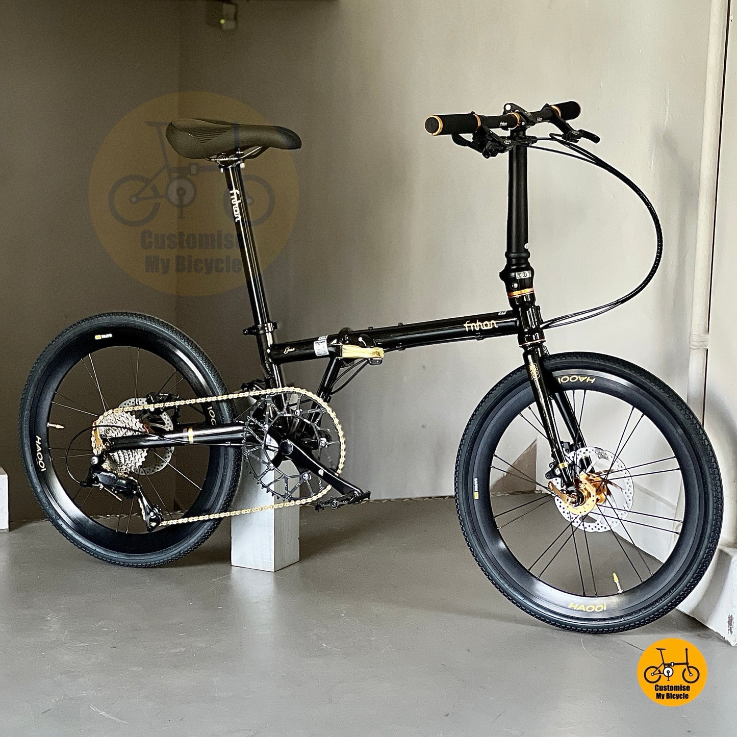 Sepeda Lipat Fnhon Gust 22 Inch Shimano 9 Speed Warna Hitam Emas Dengan Ban Kenda

