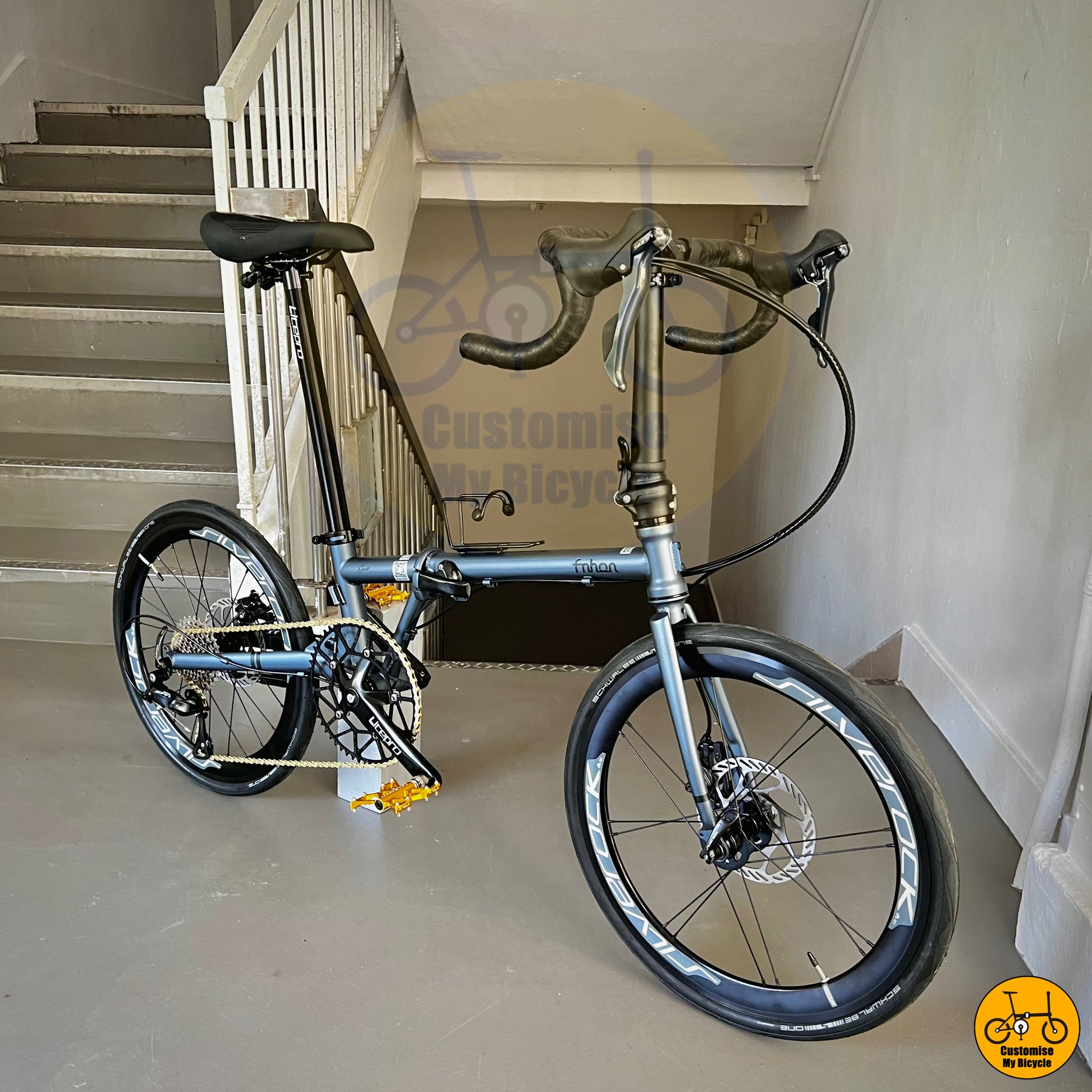 Foldable bike with aerodynamic dropbars for enhanced control and comfort
