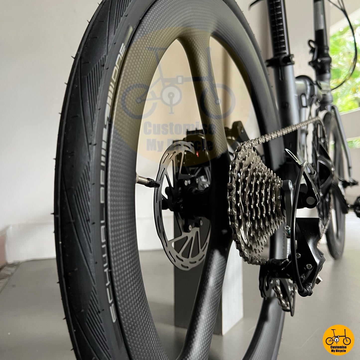 Compact city folding bike with lightweight alloy frame and sporty build
