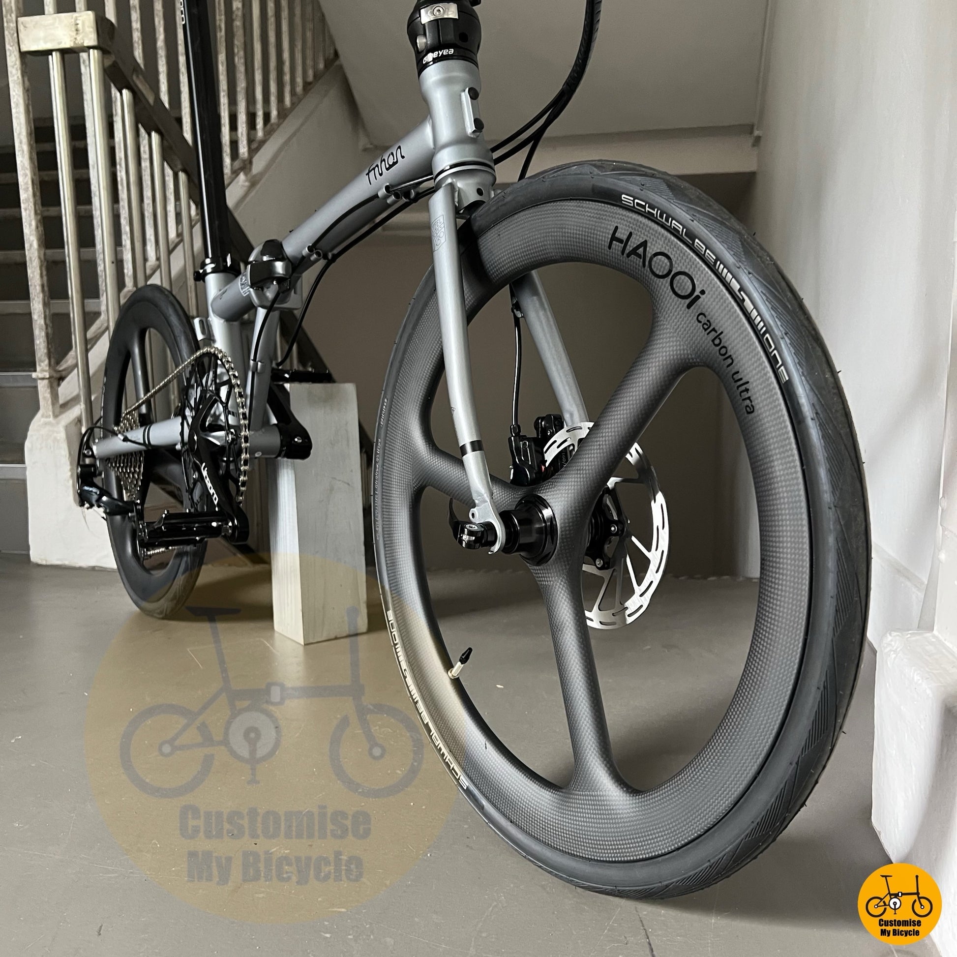 Battleship grey Fnhon Gust with modern folding latch mechanism
