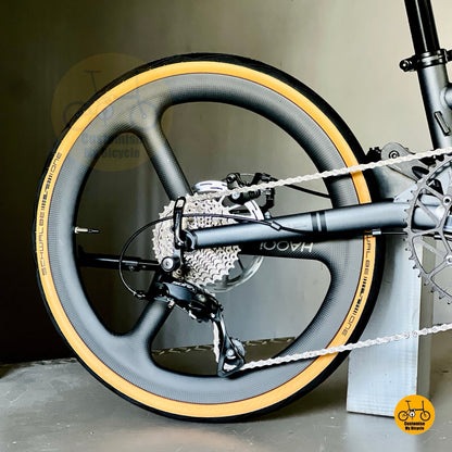 Rear wheel detail SCHWALBE One tyre folding bike traction performance