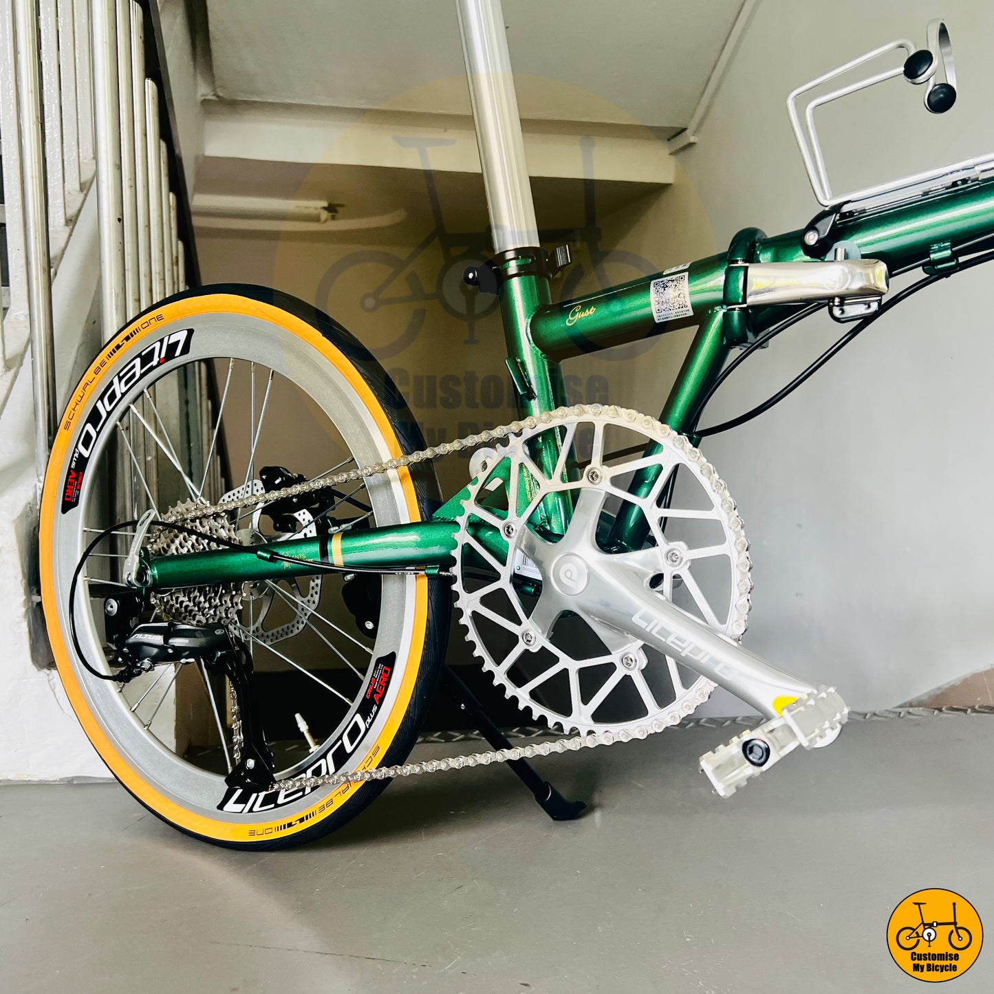 Retro-inspired Fnhon Gust with a sleek modern folding mechanism
