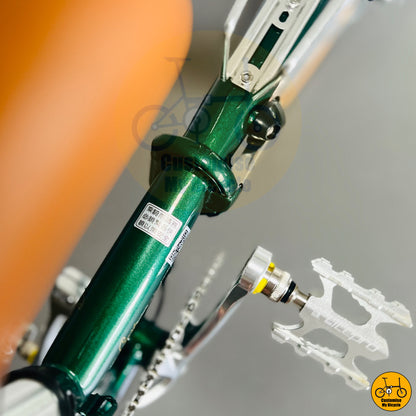 Folding bike with ergonomic brown saddle for comfortable rides
