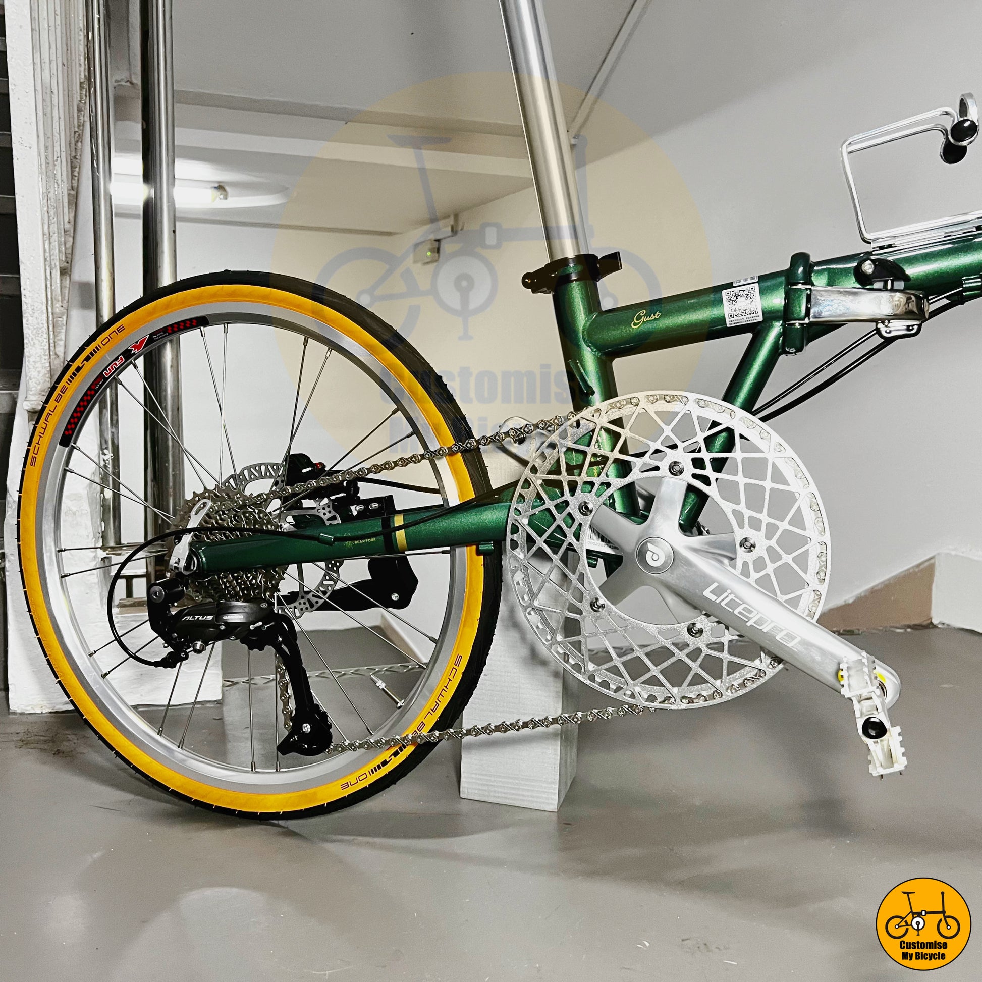 Lightweight folding bike with a compact and efficient folding mechanism
