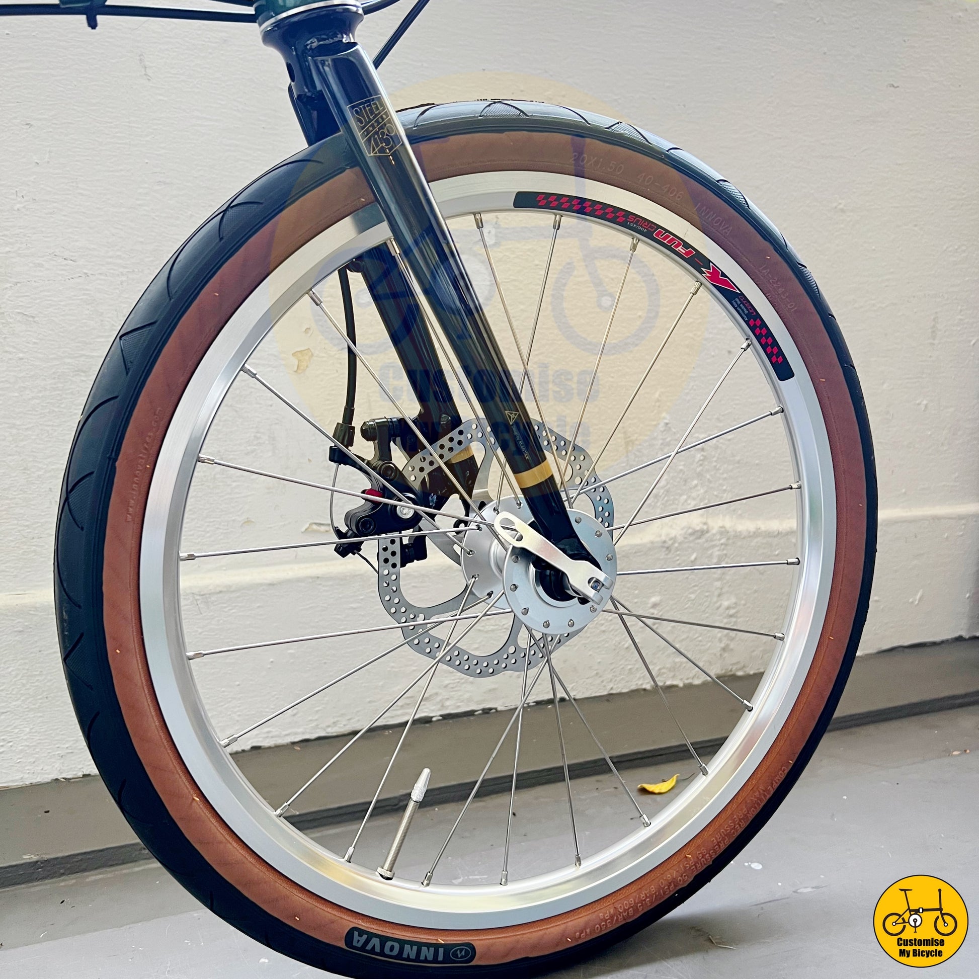 City-friendly folding bicycle with brown-wall tyres for a vintage feel
