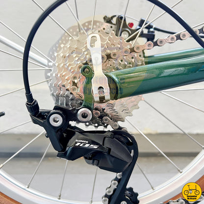 Folding bike with Shimano 11-speed 105 gear system for smooth shifting
