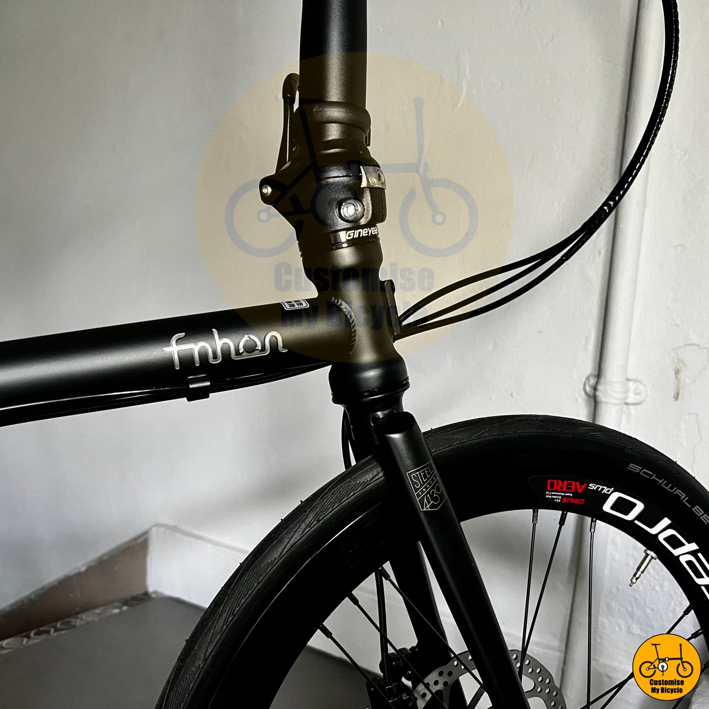 Batman-themed foldie with stealth black design and fast gearing
