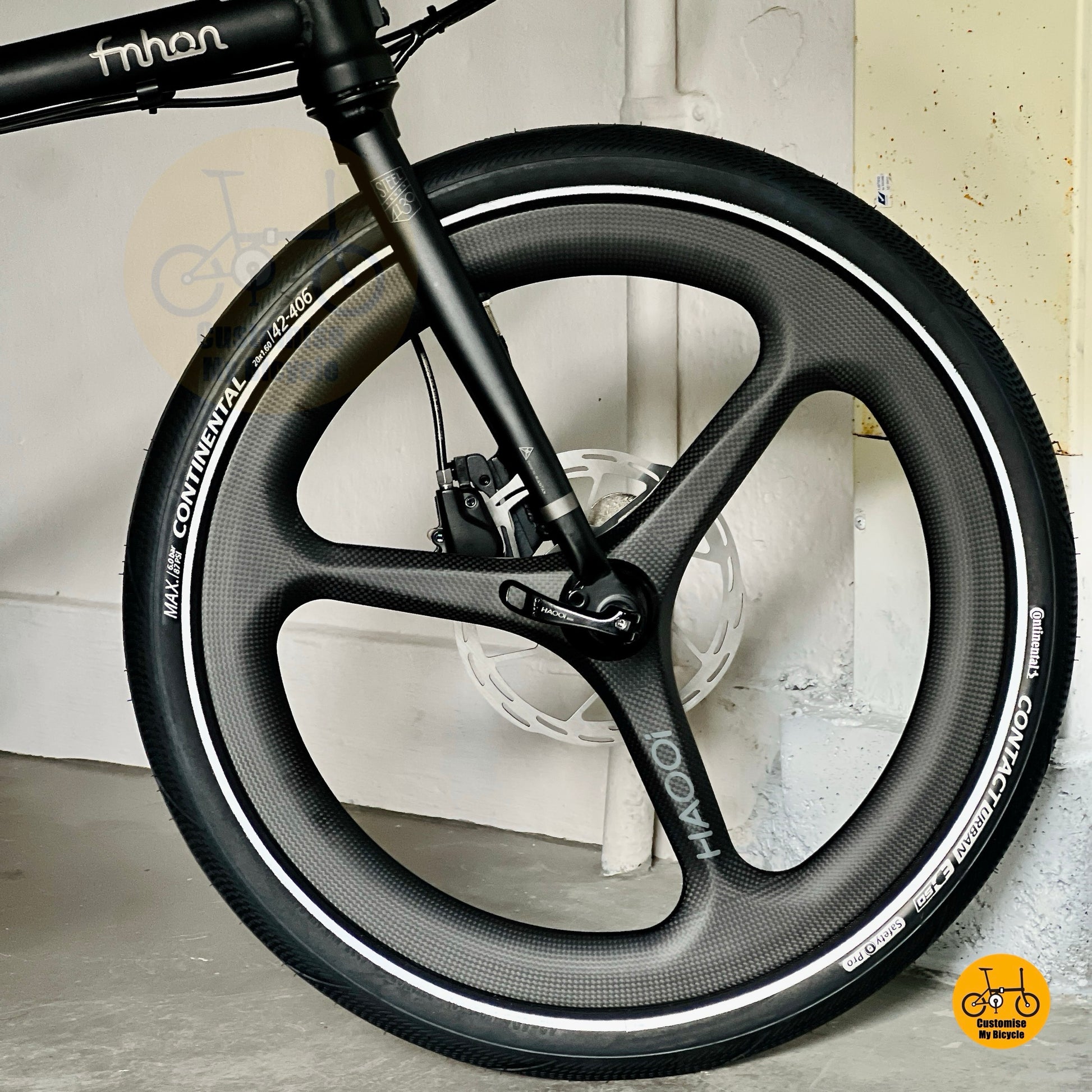 Fnhon Gust folding bike front wheel close up Haooi carbon trispoke smooth aero wheels
