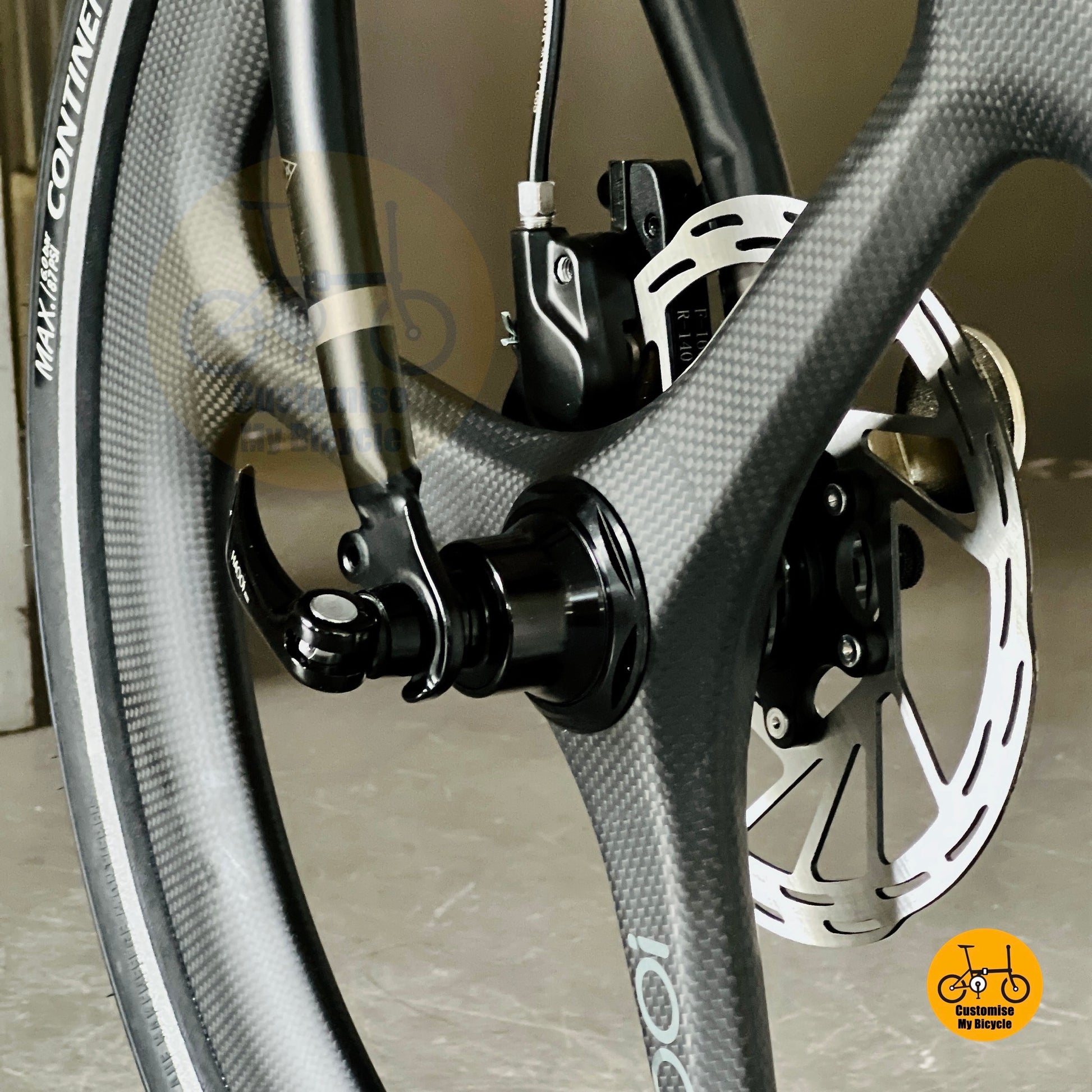 Fnhon Gust folding bike front wheel close up Haooi carbon trispoke smooth aero wheels
