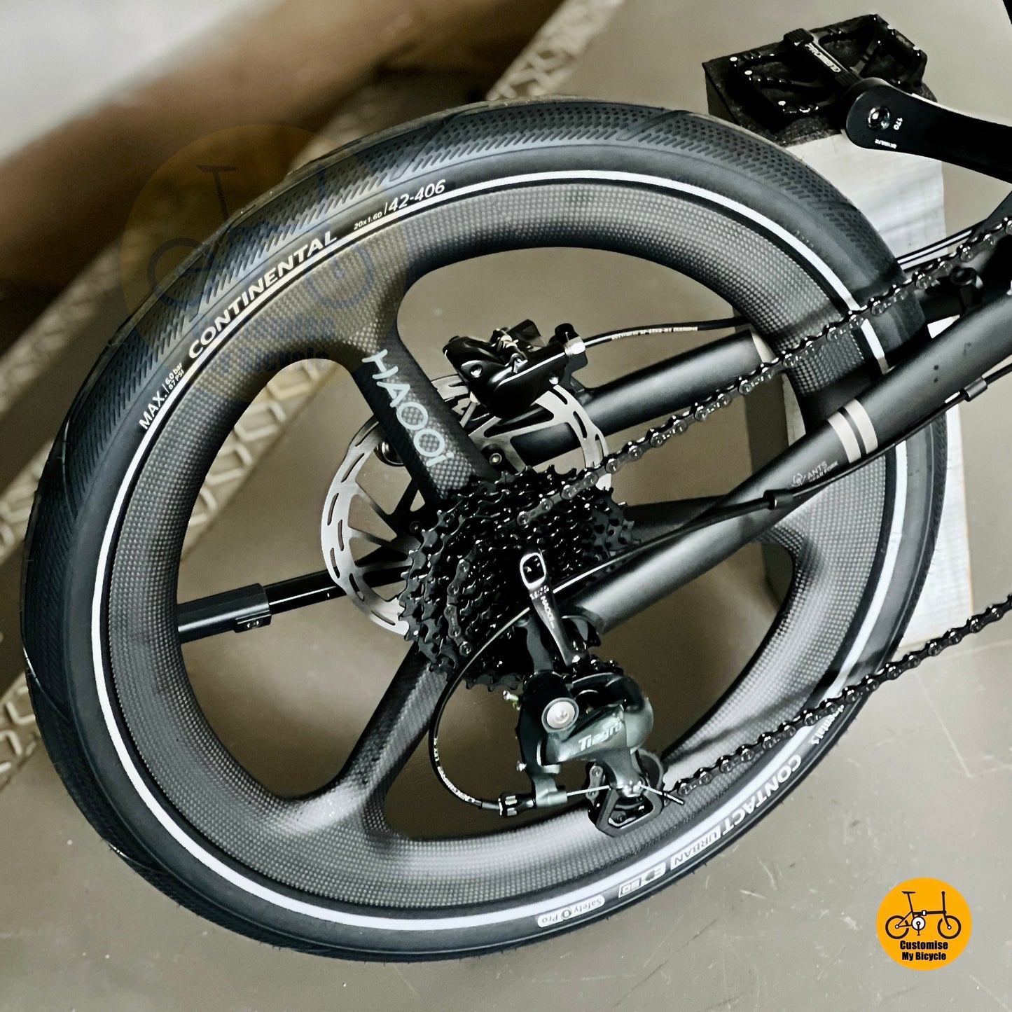 Fnhon Gust folding bike close up Shimano 10 gears drivetrain smooth shifting
