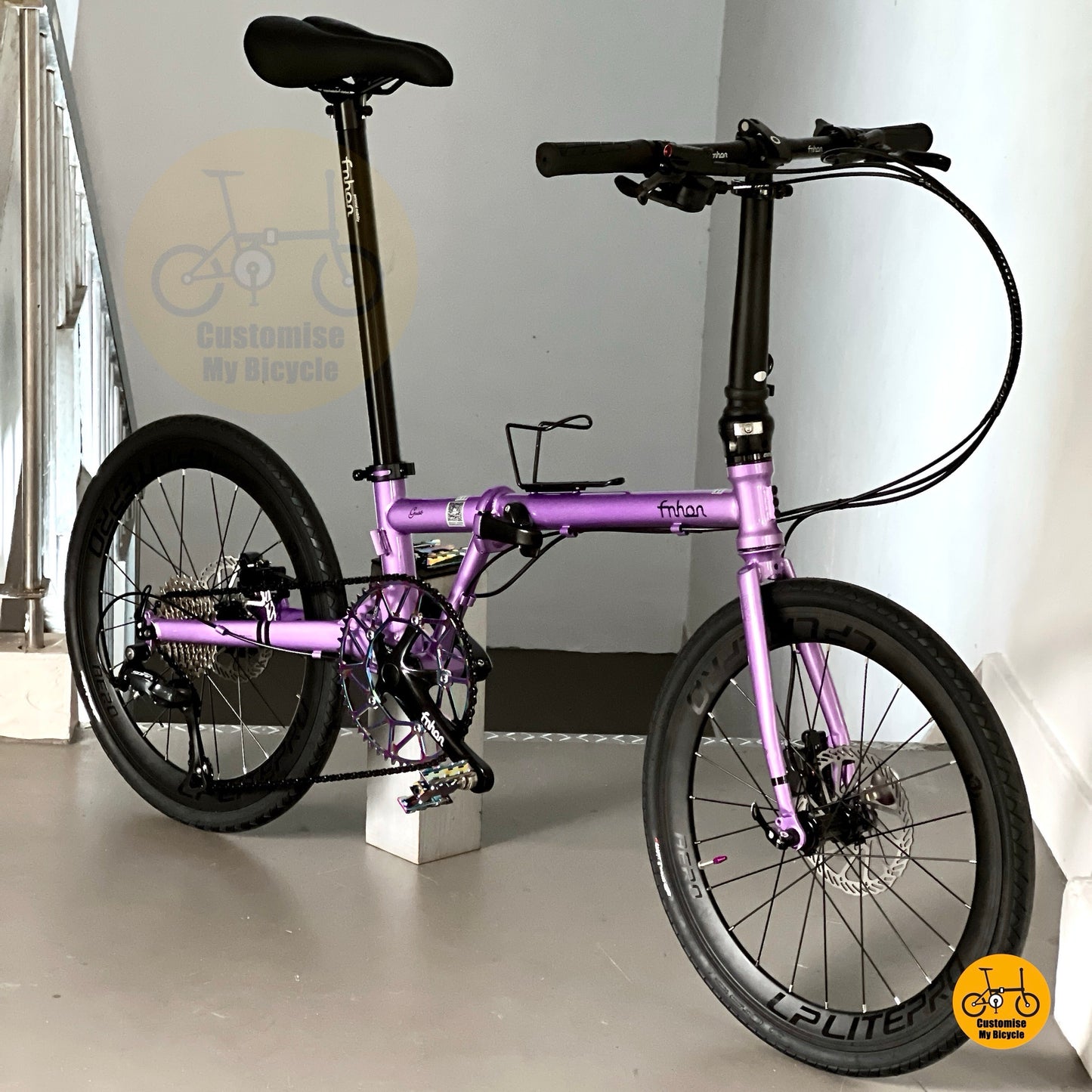 Fnhon Gust urban folding bike side profile with big wheels
