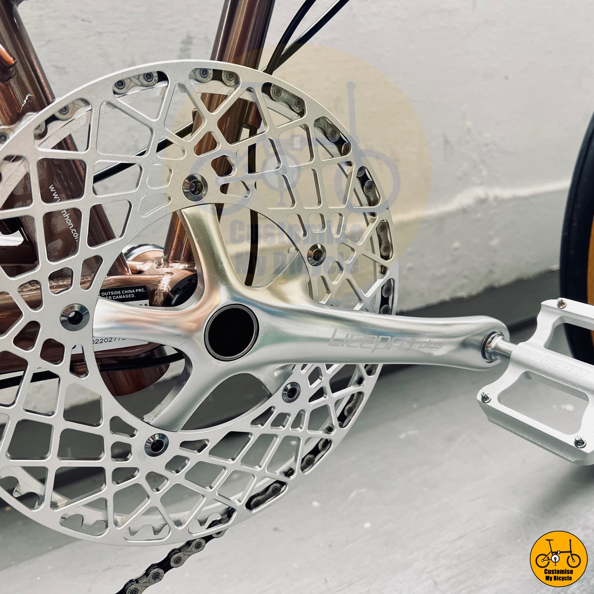 Litepro Hollowtech crankset on folding bicycle with a strong yet lightweight frame for easy carrying
